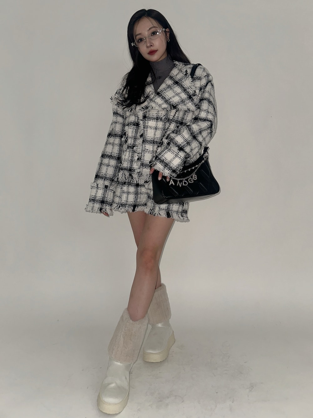 ホワイト系のテーラードジャケット、ホワイト系のその他パンツ、ブラック系のショルダーバッグを着用したレディースの冬コーディネートの2枚目の写真