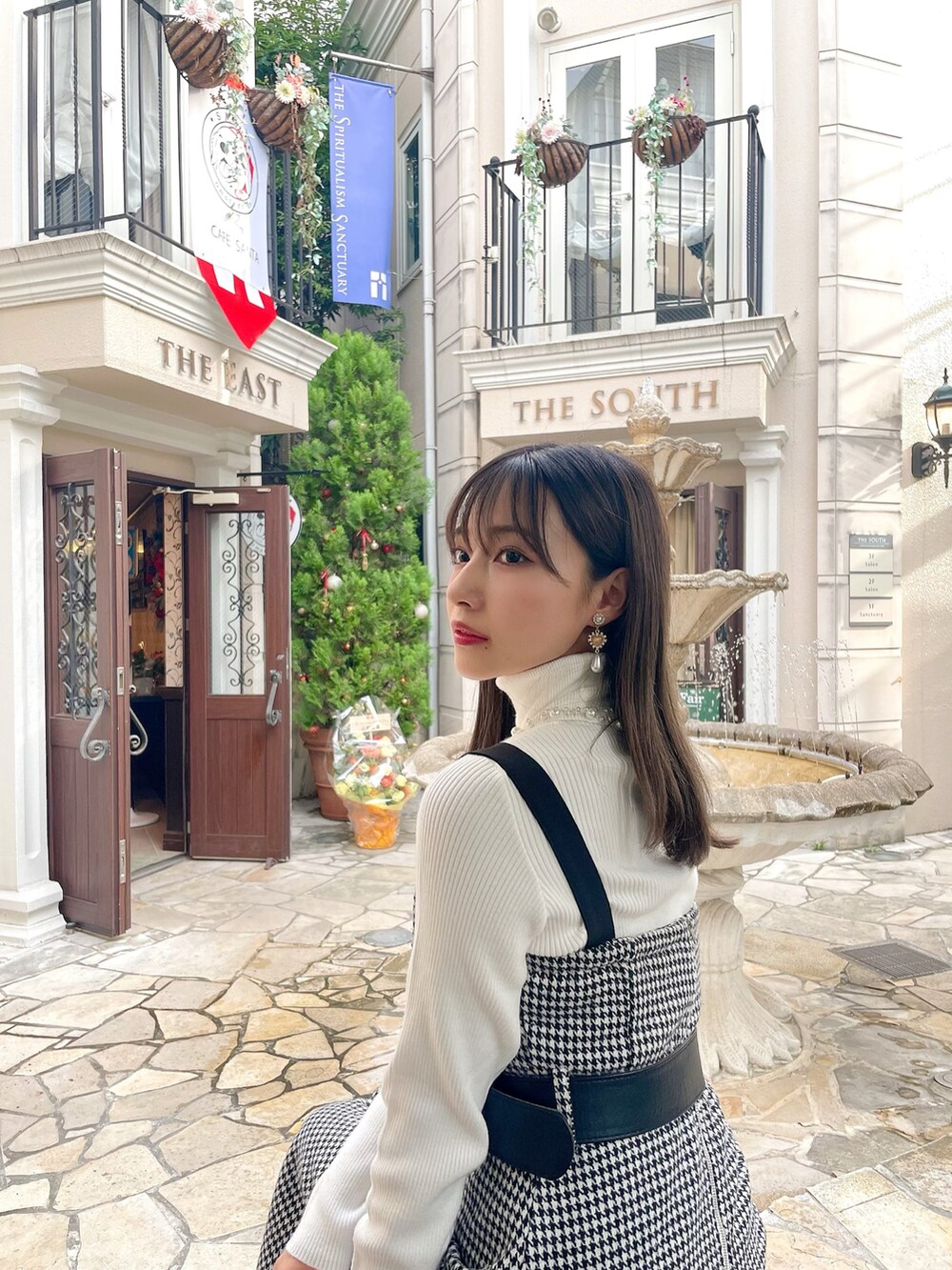 ホワイト系のニット/セーター、ブラック系のワンピースを着用したレディースの春コーディネートの3枚目の写真