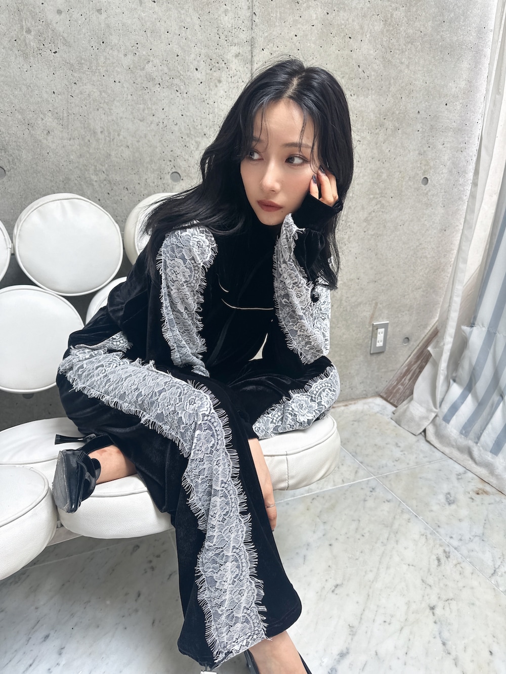 ブラック系のジャージ、ブラック系のその他パンツを着用したレディースの秋コーディネートの4枚目の写真