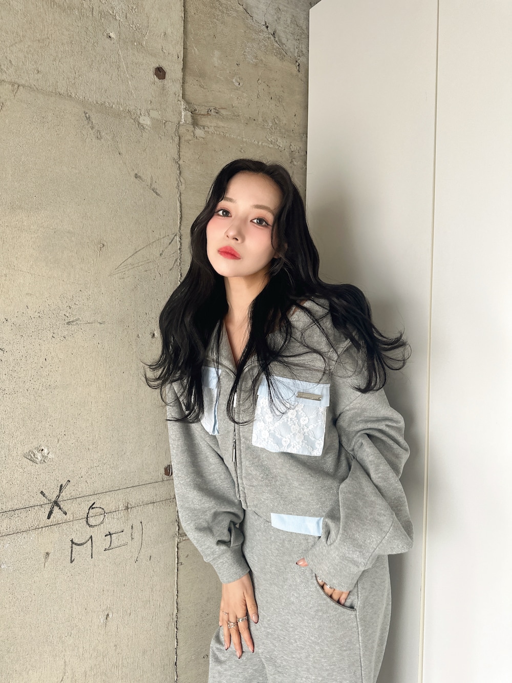 グレー系のパーカー、グレー系のスウェットパンツを着用したレディースの春コーディネートの3枚目の写真