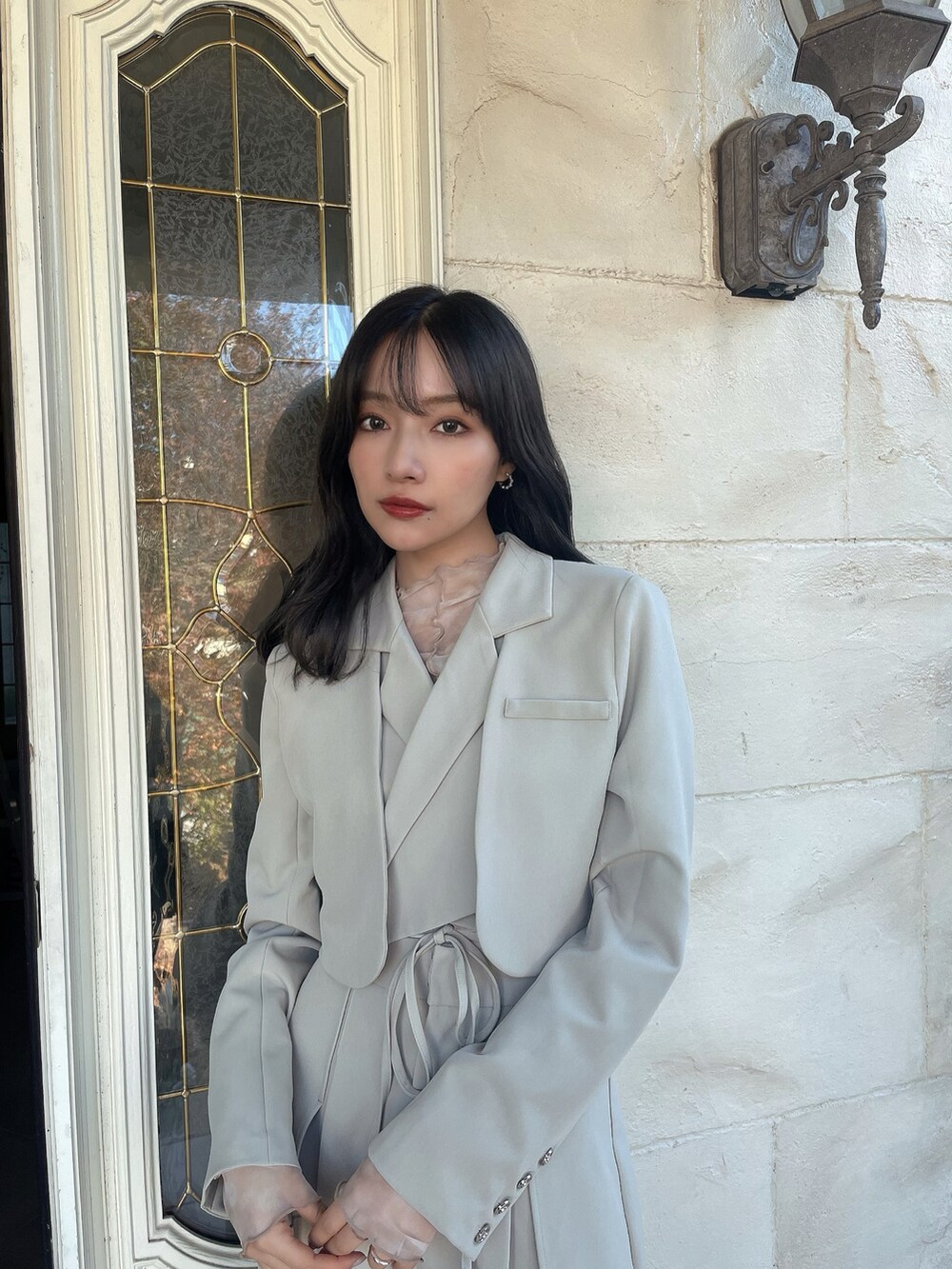 ブラック系のテーラードジャケット、ブラック系のその他パンツを着用したレディースの夏コーディネートの2枚目の写真