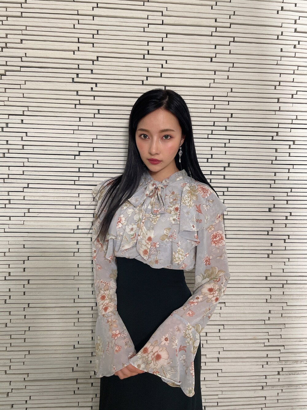 パープル系のシャツ/ブラウス、ブラック系のスカートを着用したレディースの春コーディネートの2枚目の写真