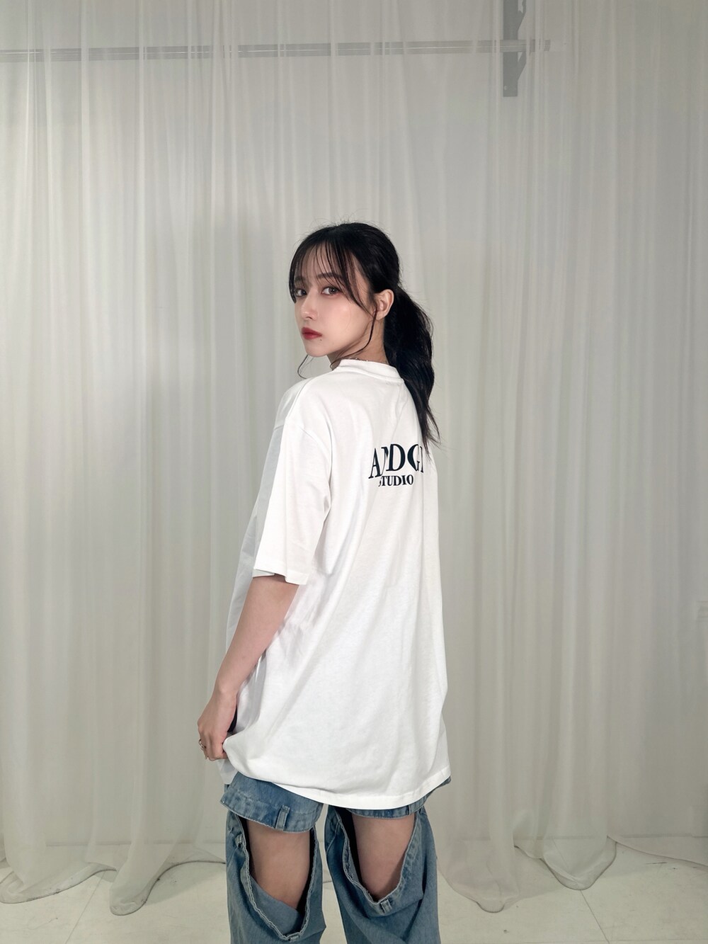 ホワイト系のTシャツ/カットソーを着用したレディースの夏コーディネートの4枚目の写真