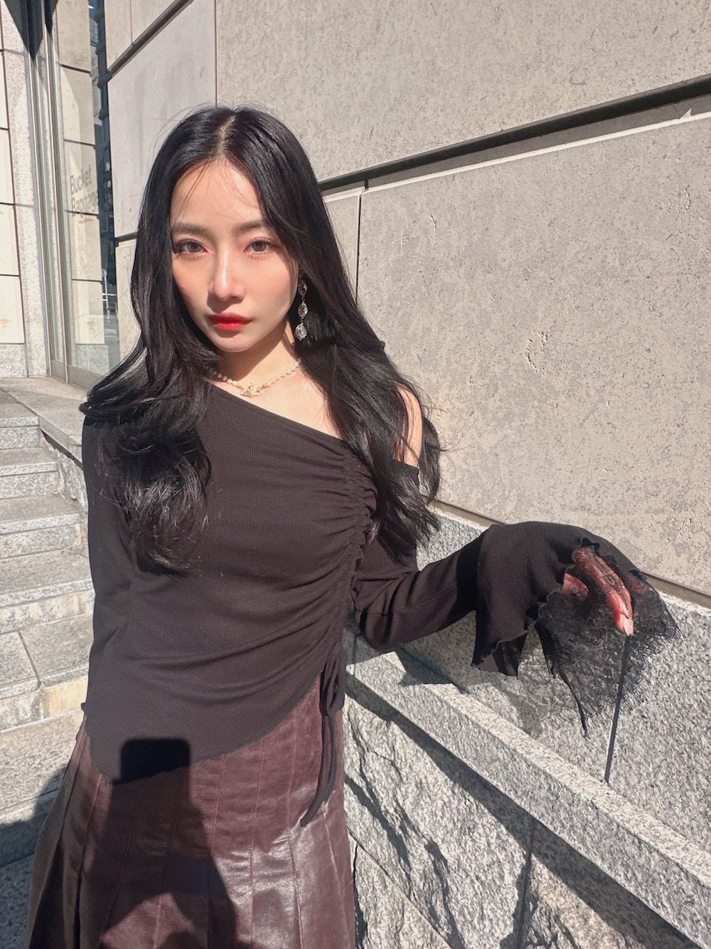 ブラック系のTシャツ/カットソー、ブラウン系のスカートを着用したレディースの夏コーディネートの5枚目の写真