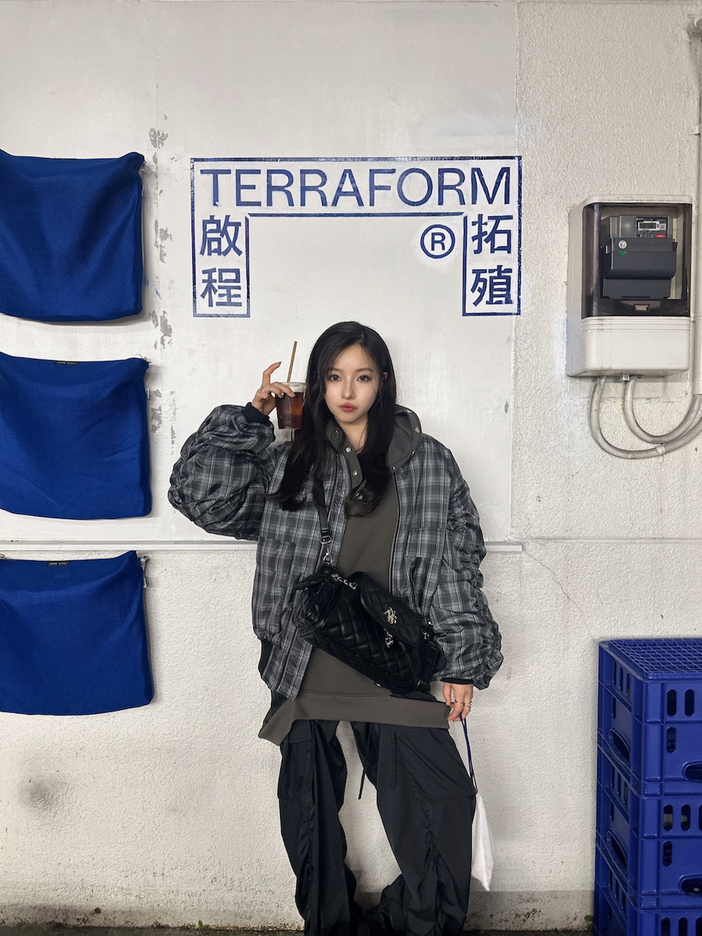 ブルー系のブルゾン、ブラック系のバックパック/リュック、ブラック系のカーゴパンツを着用したレディースの冬コーディネートの5枚目の写真