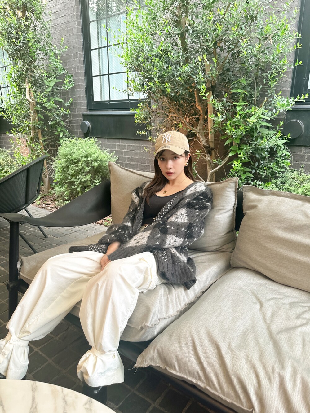 ブラック系のカーディガン/ボレロを着用したレディースの冬コーディネートの2枚目の写真