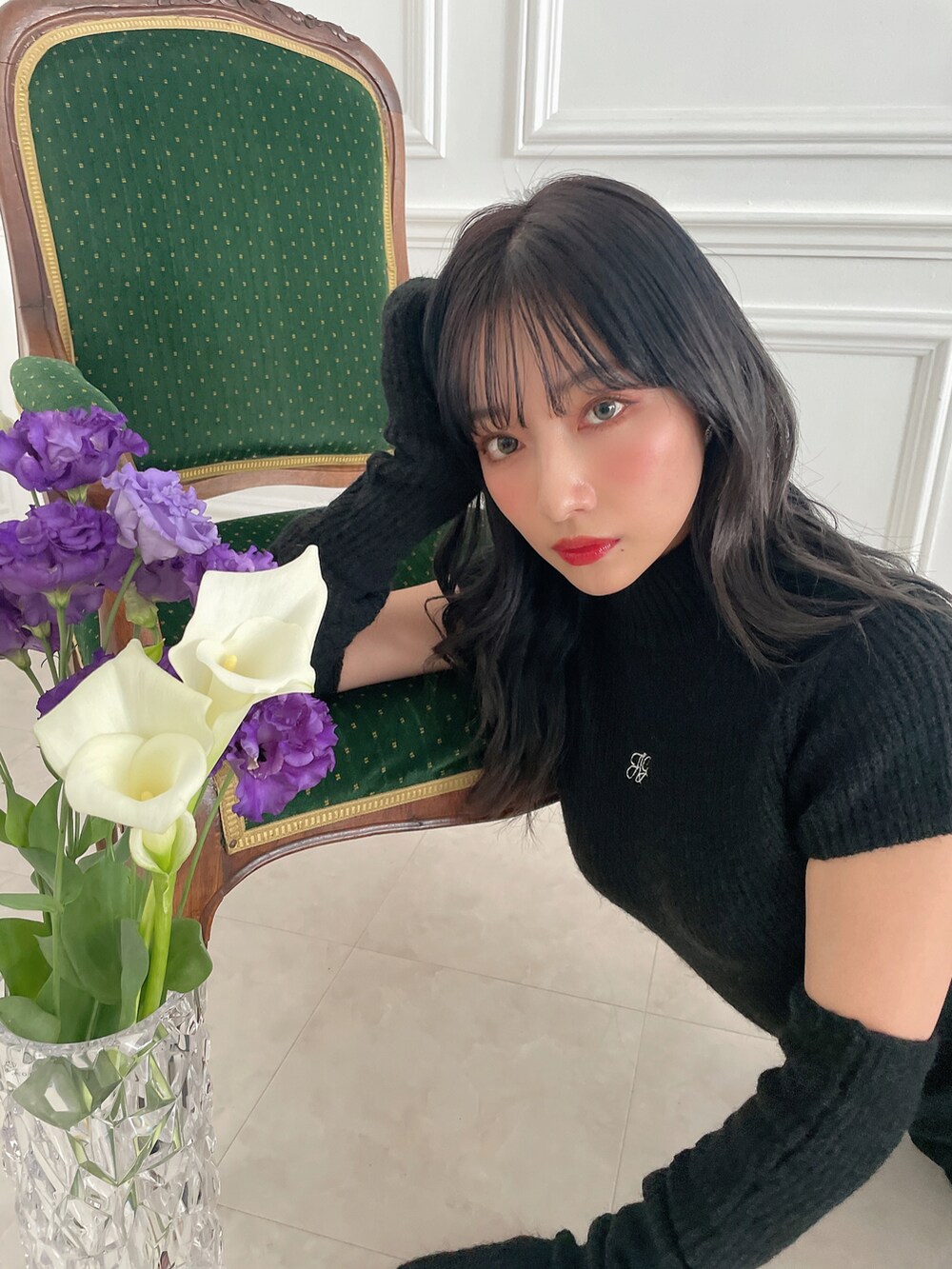 ブラック系のニット/セーターを着用したレディースの冬コーディネートの5枚目の写真