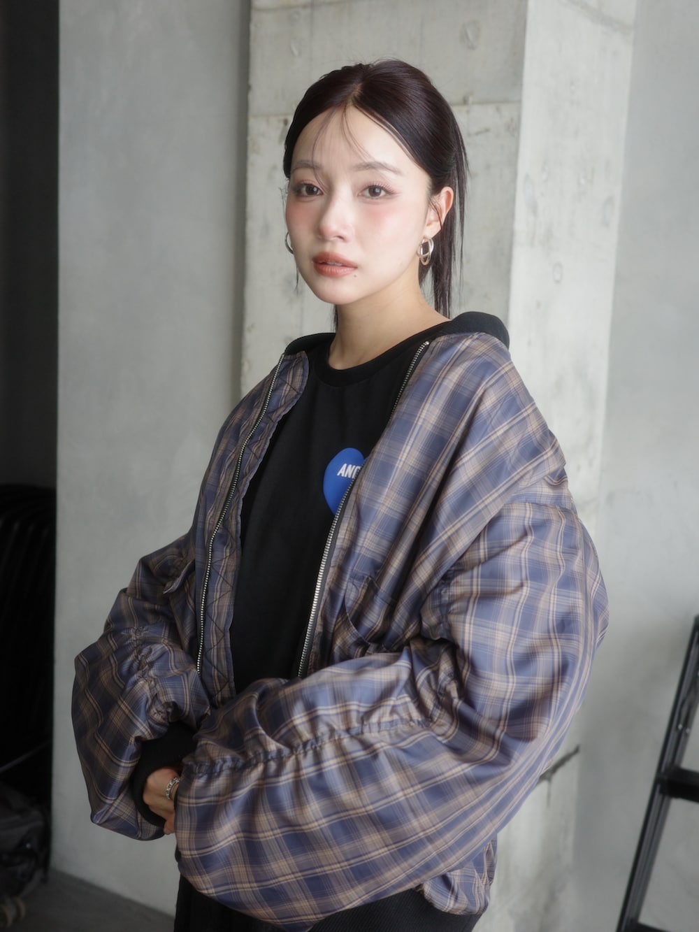 ブラック系のTシャツ/カットソー、ブルー系のブルゾン、ブラック系のスカートを着用したレディースの秋コーディネートの2枚目の写真