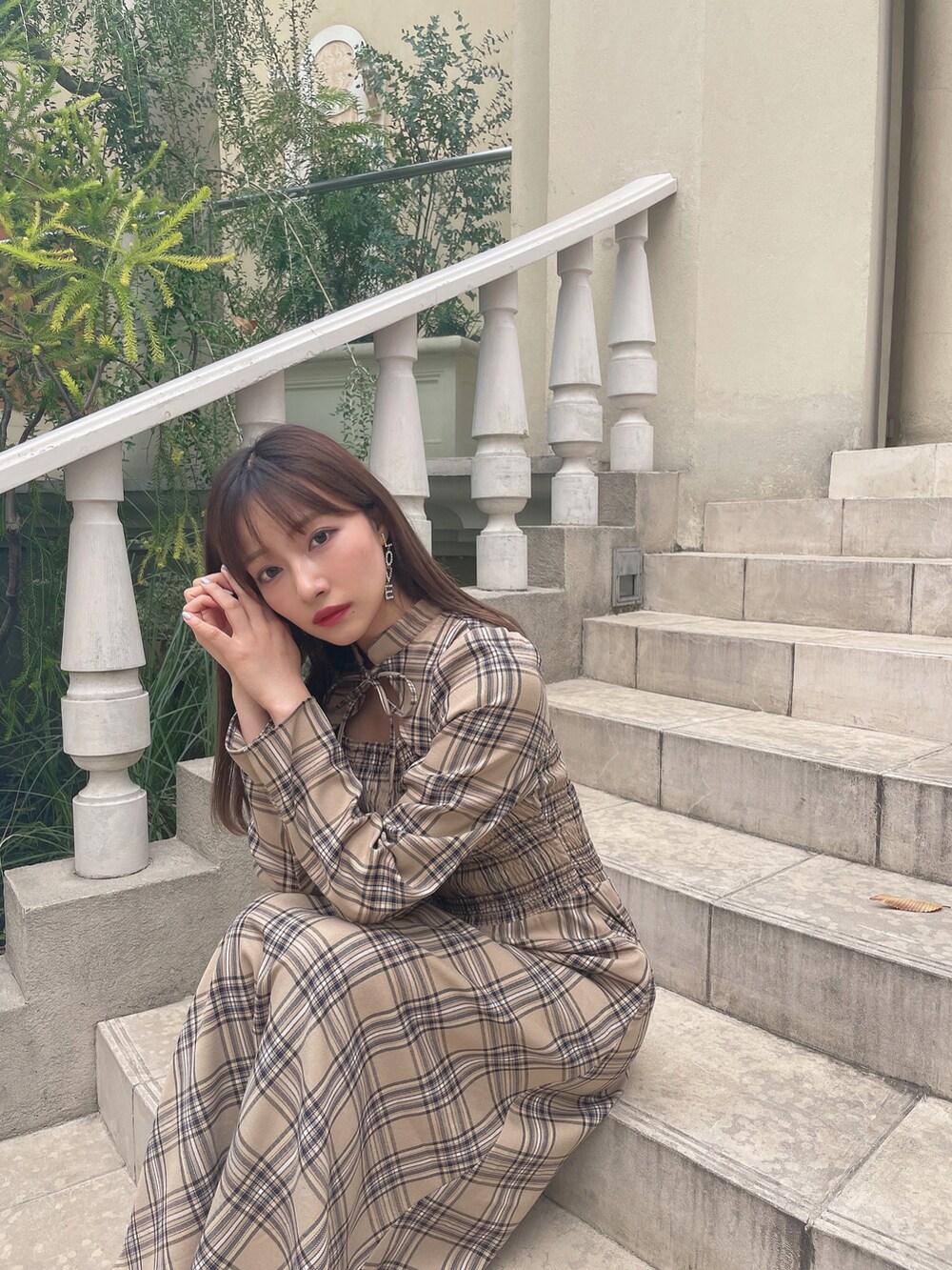 ベージュ系のワンピース、ブラック系のブーツを着用したレディースの冬コーディネートの3枚目の写真