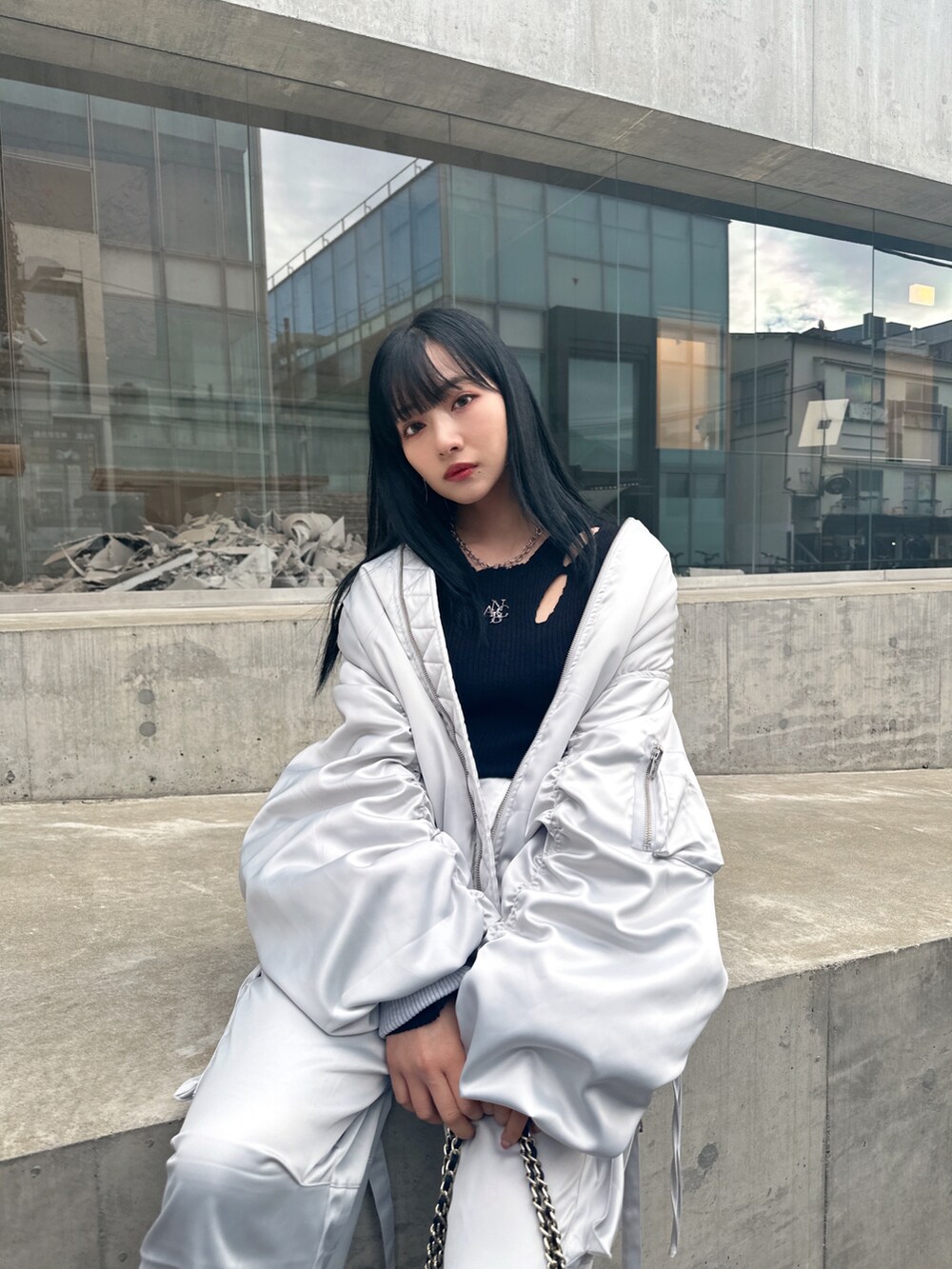 グレー系のカーゴパンツ、グレー系のブルゾンを着用したレディースの春コーディネートの3枚目の写真