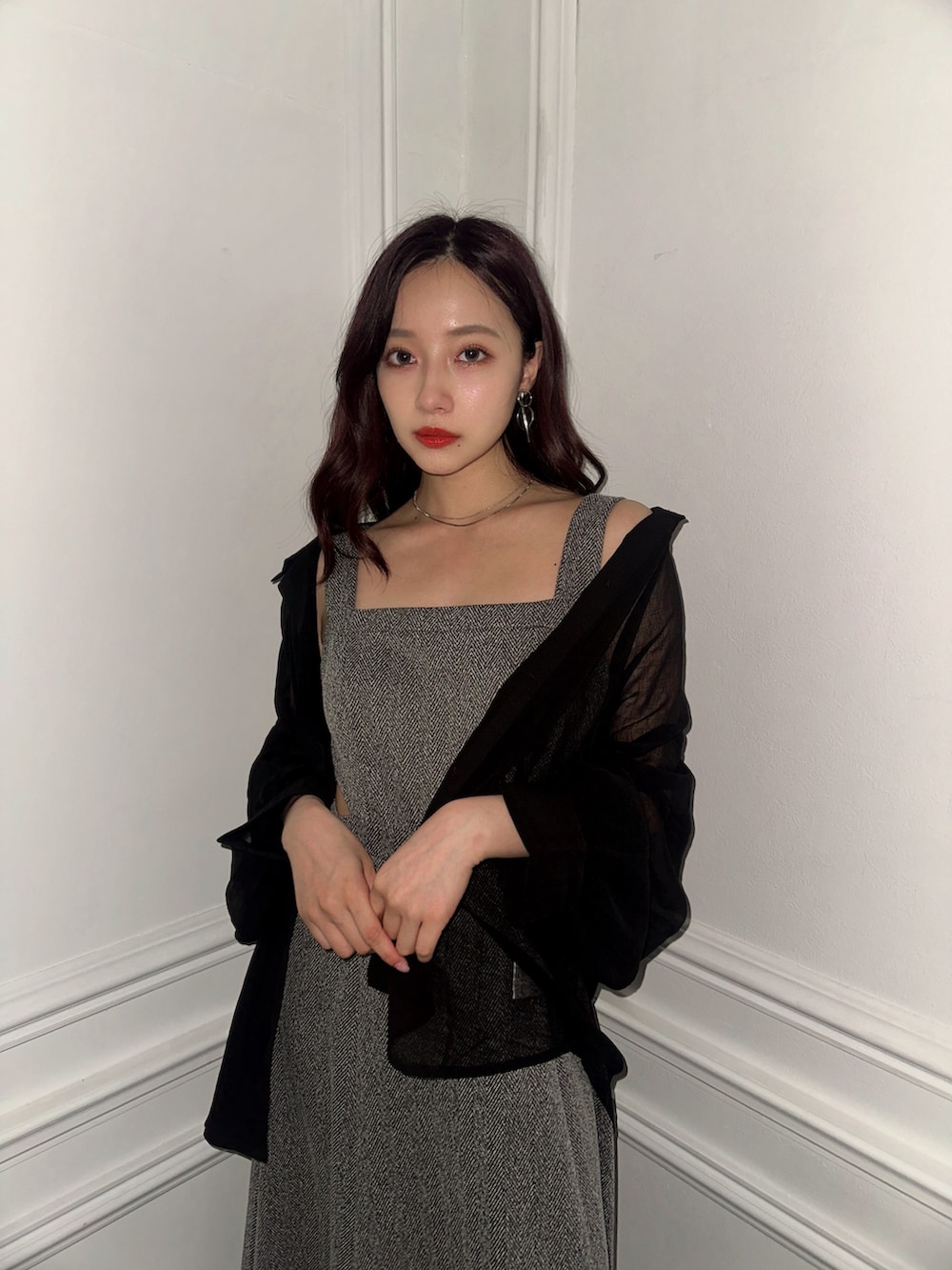 ブラック系のシャツ/ブラウス、ブラック系のワンピースを着用したレディースの秋コーディネートの2枚目の写真