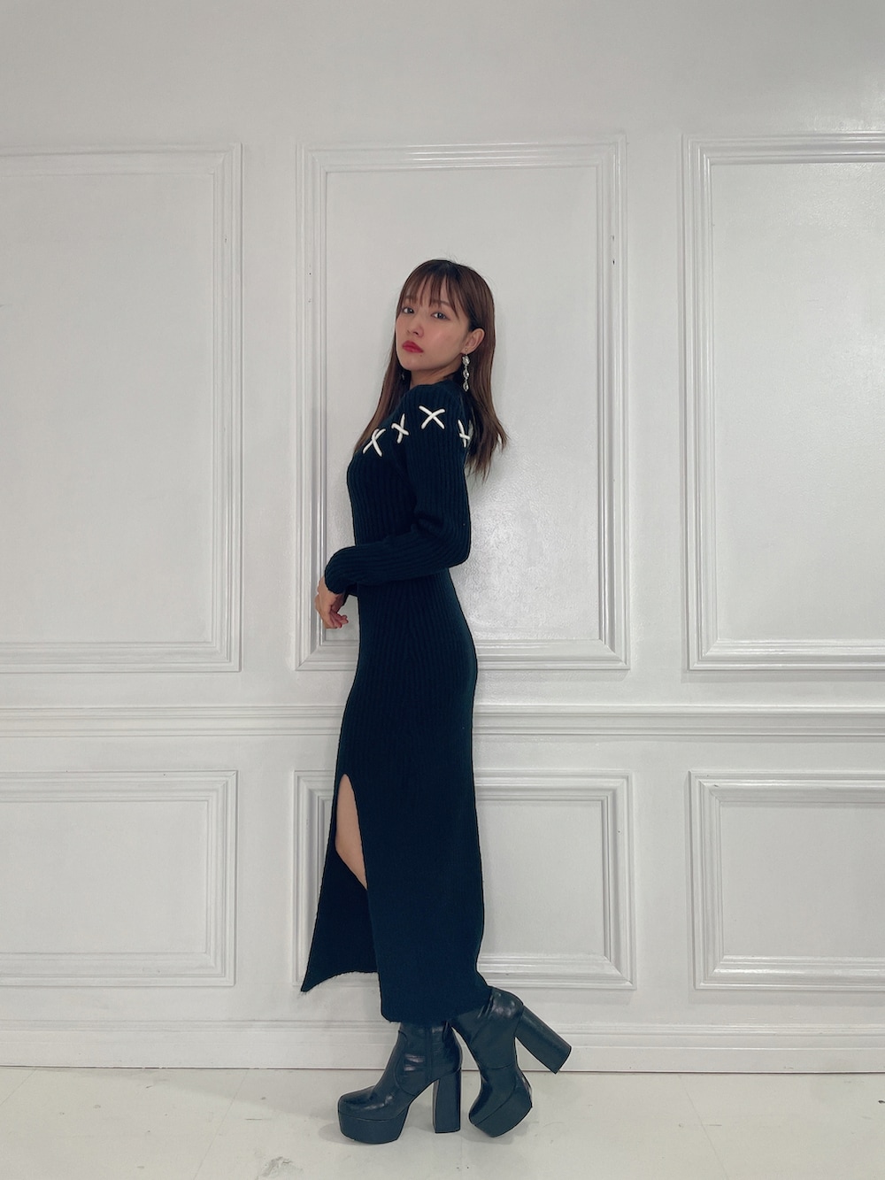 ブラック系のワンピース、ブラック系のブーツを着用したレディースの春コーディネートの4枚目の写真