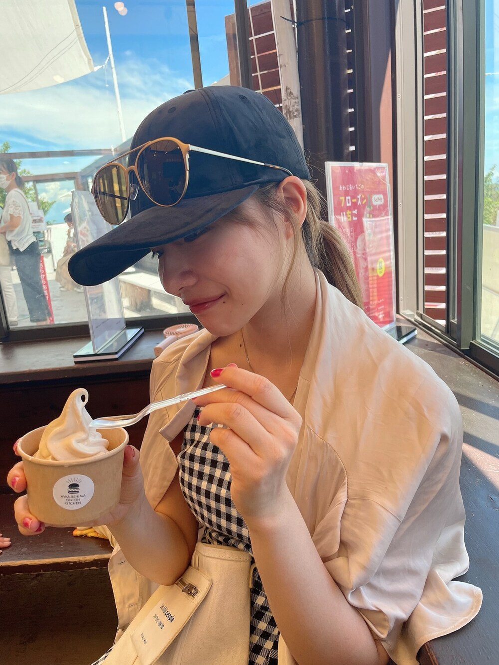 ブラック系のワンピース、ホワイト系のショルダーバッグ、ホワイト系のサンダルを着用したレディースの秋コーディネートの3枚目の写真