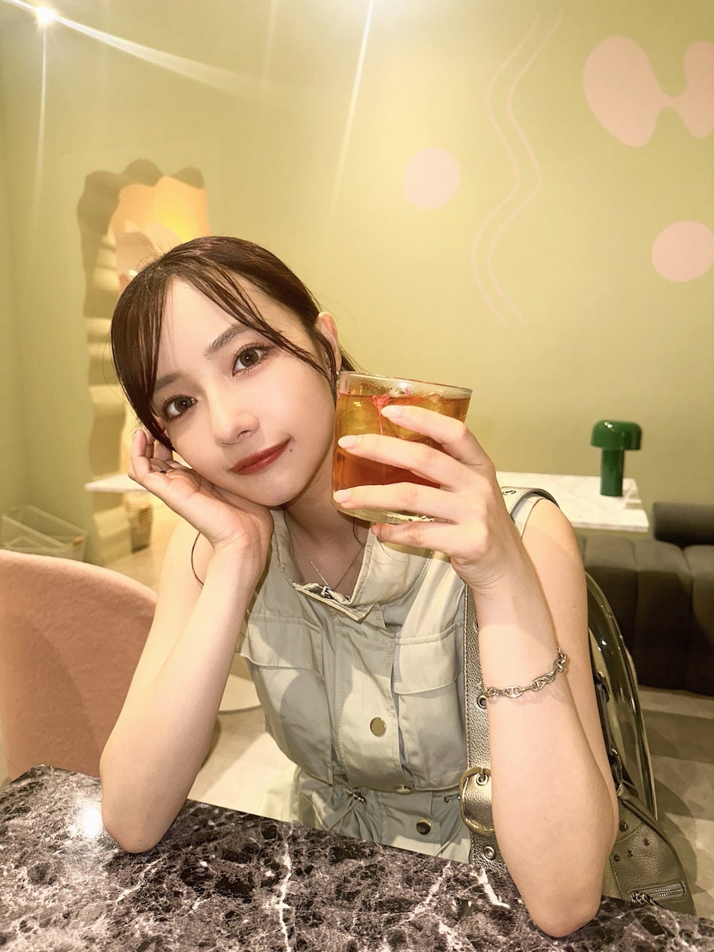 グリーン系のワンピース、シルバー系のショルダーバッグを着用したレディースの夏コーディネートの5枚目の写真