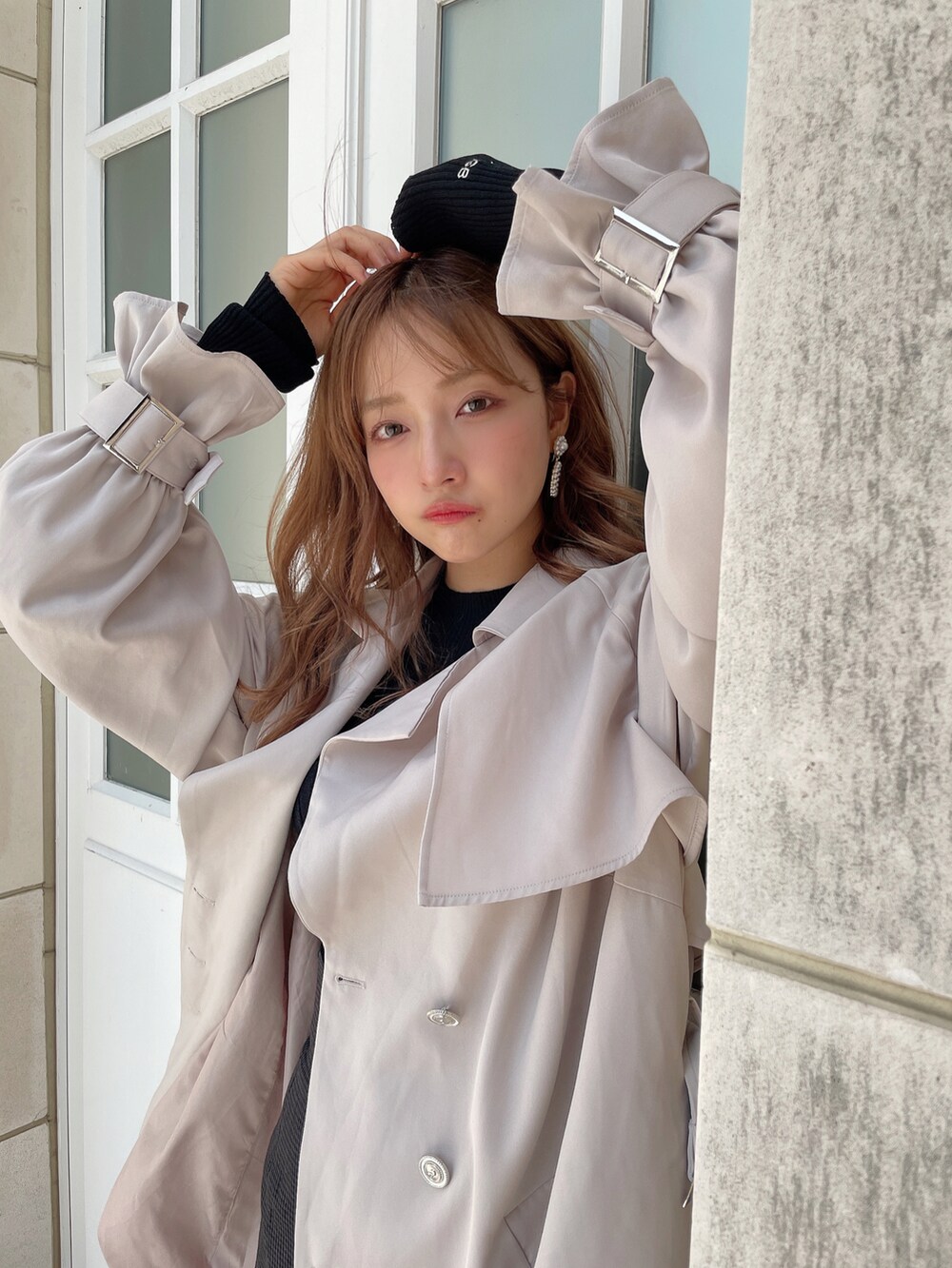 グレー系のトレンチコート、ブラック系のブーツを着用したレディースの秋コーディネートの3枚目の写真