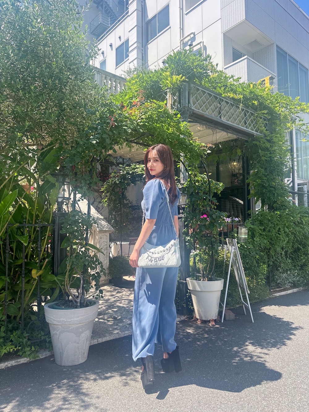 ブルー系のつなぎ/オールインワンを着用したレディースの夏コーディネートの3枚目の写真