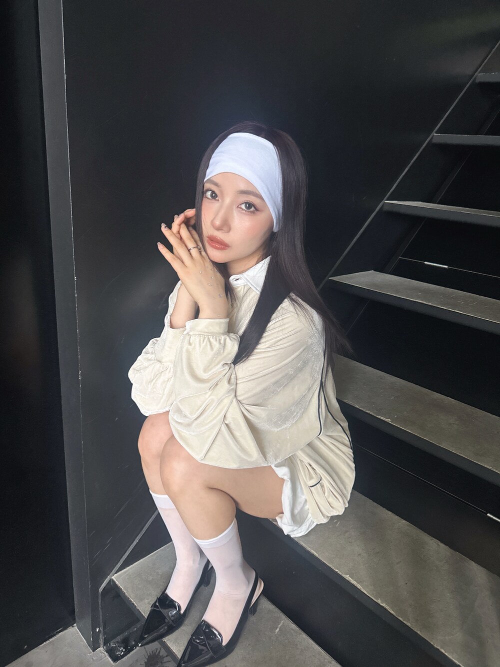 ホワイト系のその他トップスを着用したレディースの秋コーディネートの5枚目の写真