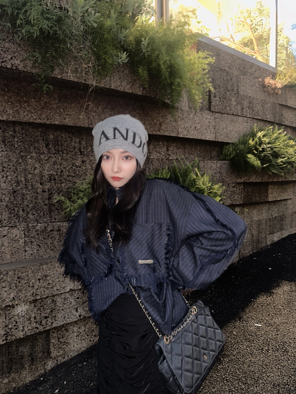 ブルー系のシャツ/ブラウス、ブラック系のスカート、グレー系のニットキャップ/ビーニーを着用したレディースの冬コーディネートの3枚目の写真