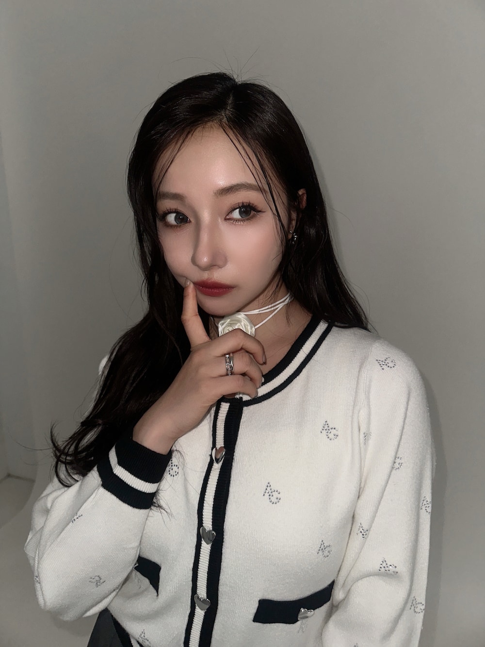 ホワイト系のアンサンブル、グレー系のスカートを着用したレディースの冬コーディネートの4枚目の写真