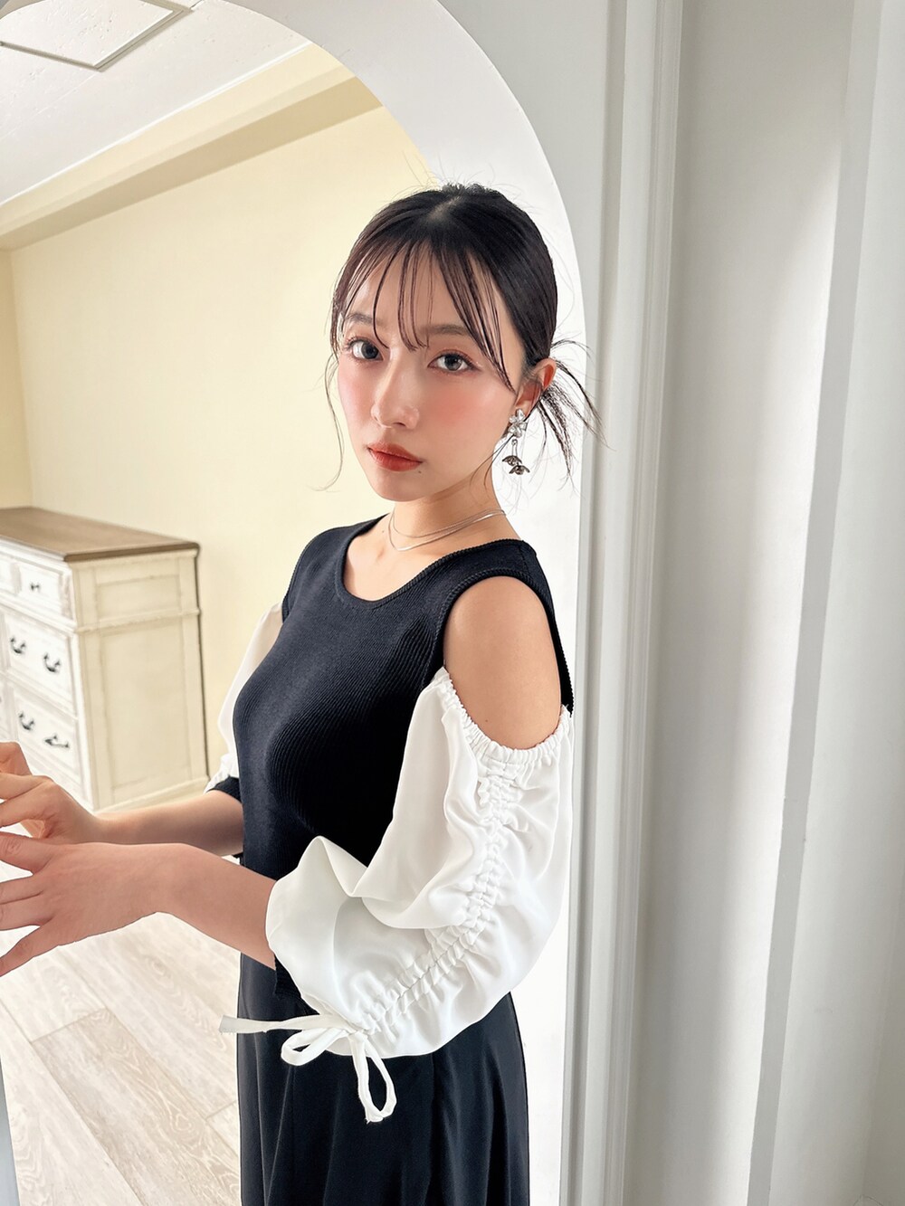 ブラック系のその他トップス、ブラック系のスカートを着用したレディースの夏コーディネートの2枚目の写真