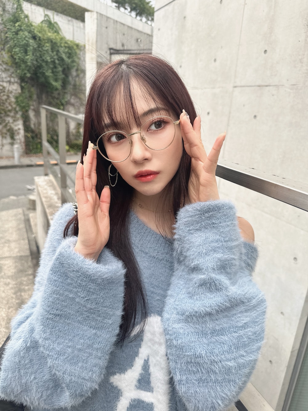 ブルー系のニット/セーターを着用したレディースの冬コーディネートの5枚目の写真