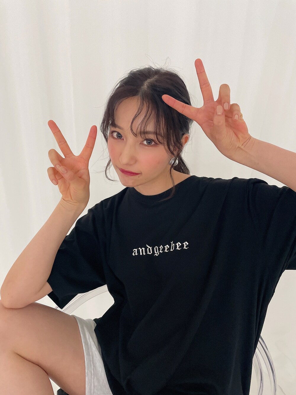 ブラック系のTシャツ/カットソーを着用したレディースの夏コーディネートの2枚目の写真
