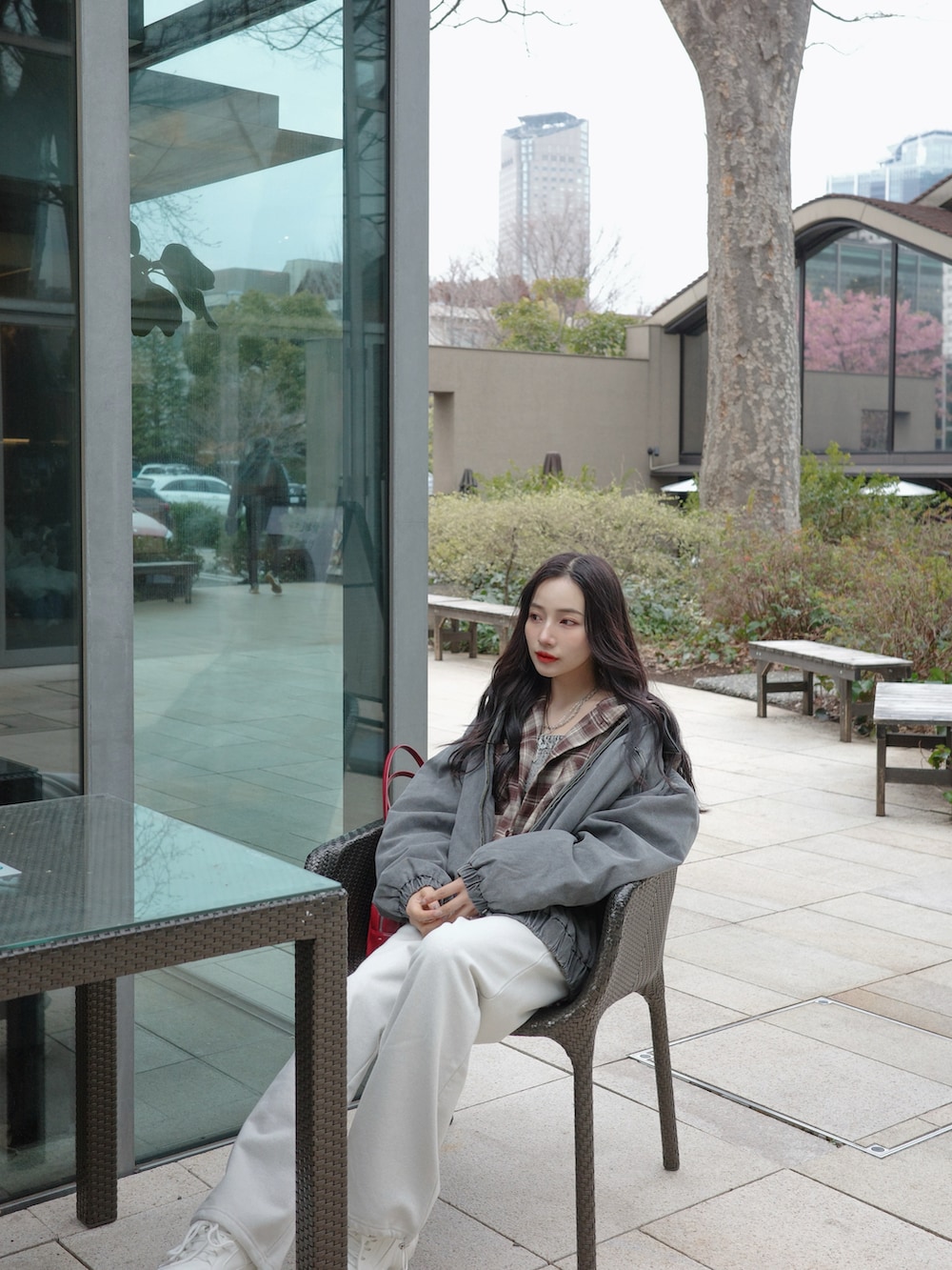 ブラウン系のシャツ/ブラウス、ベージュ系のスウェットパンツ、ブラック系のブルゾンを着用したレディースの夏コーディネートの5枚目の写真