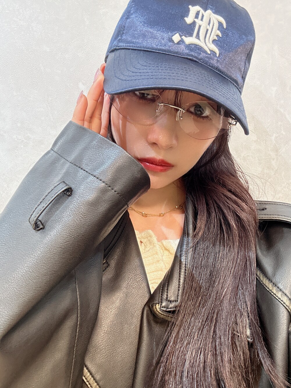 ホワイト系のニット/セーター、ブラック系のトレンチコートを着用したレディースの冬コーディネートの3枚目の写真