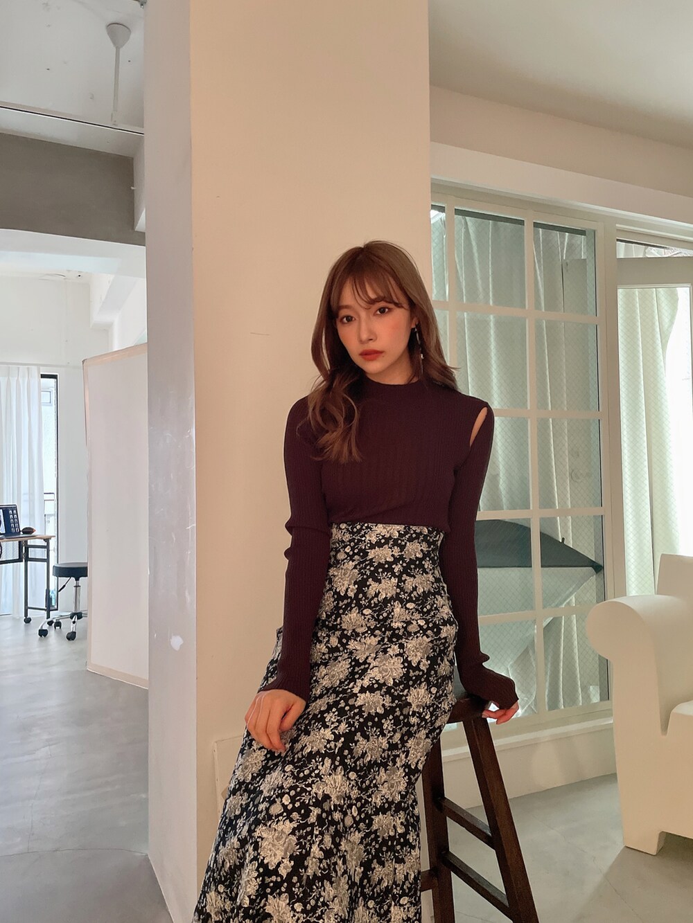 ブラック系のスカート、ブラック系のサンダル、ブラウン系のニット/セーターを着用したレディースの秋コーディネートの3枚目の写真