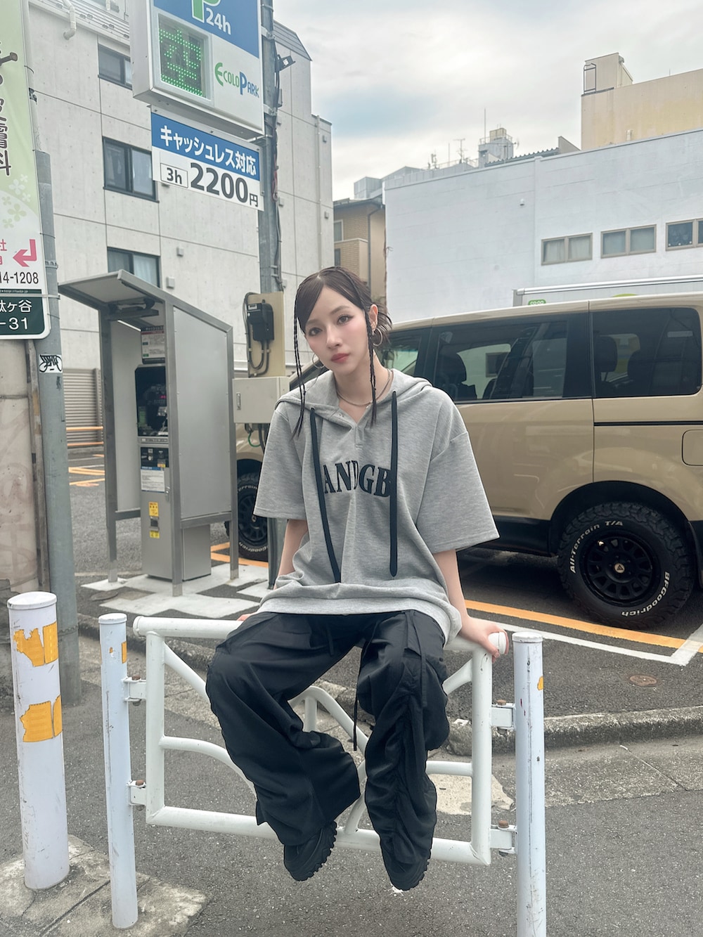 グレー系のパーカー、ブラック系のカーゴパンツを着用したレディースの秋コーディネートの3枚目の写真