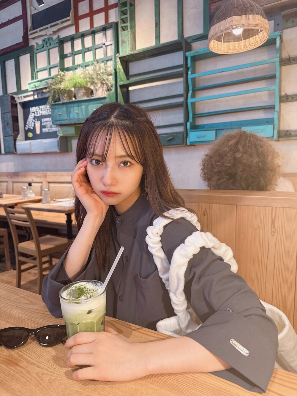 グレー系のシャツ/ブラウス、ホワイト系のトートバッグを着用したレディースの秋コーディネートの2枚目の写真