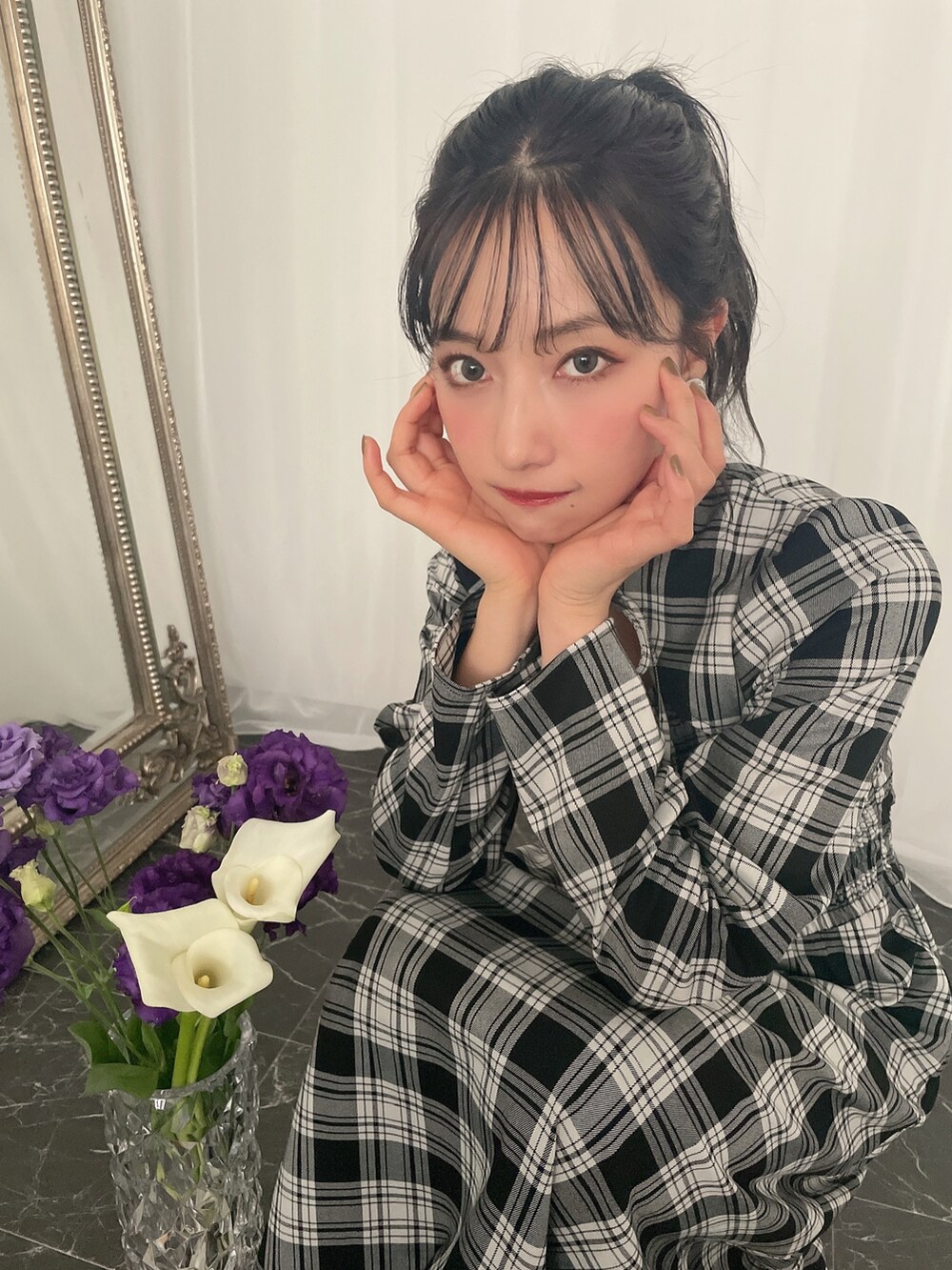 ブラック系のワンピースを着用したレディースの冬コーディネートの3枚目の写真