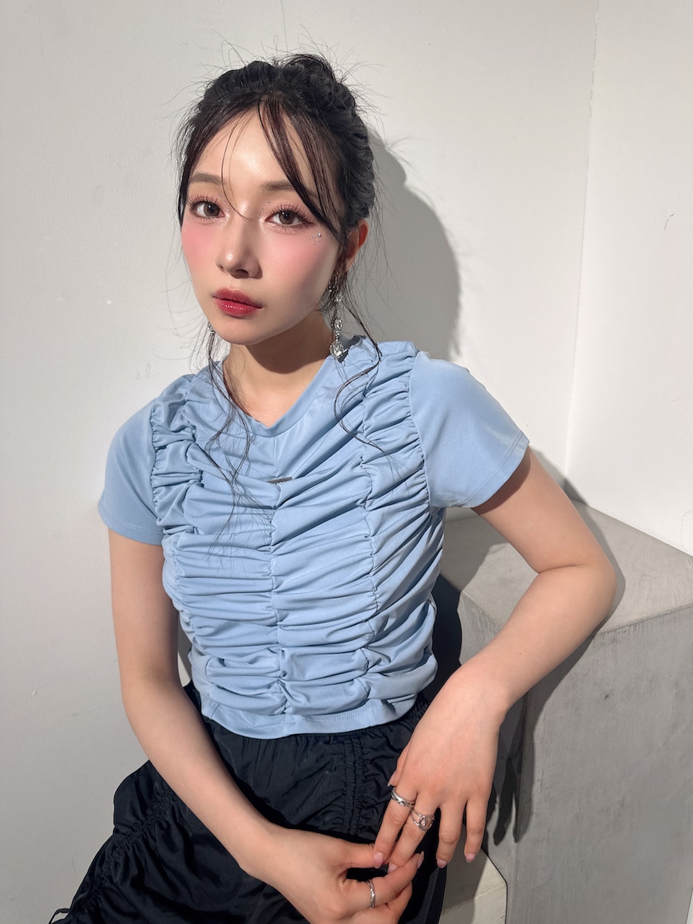 ブルー系のTシャツ/カットソー、ブラック系のカーゴパンツを着用したレディースの秋コーディネートの2枚目の写真