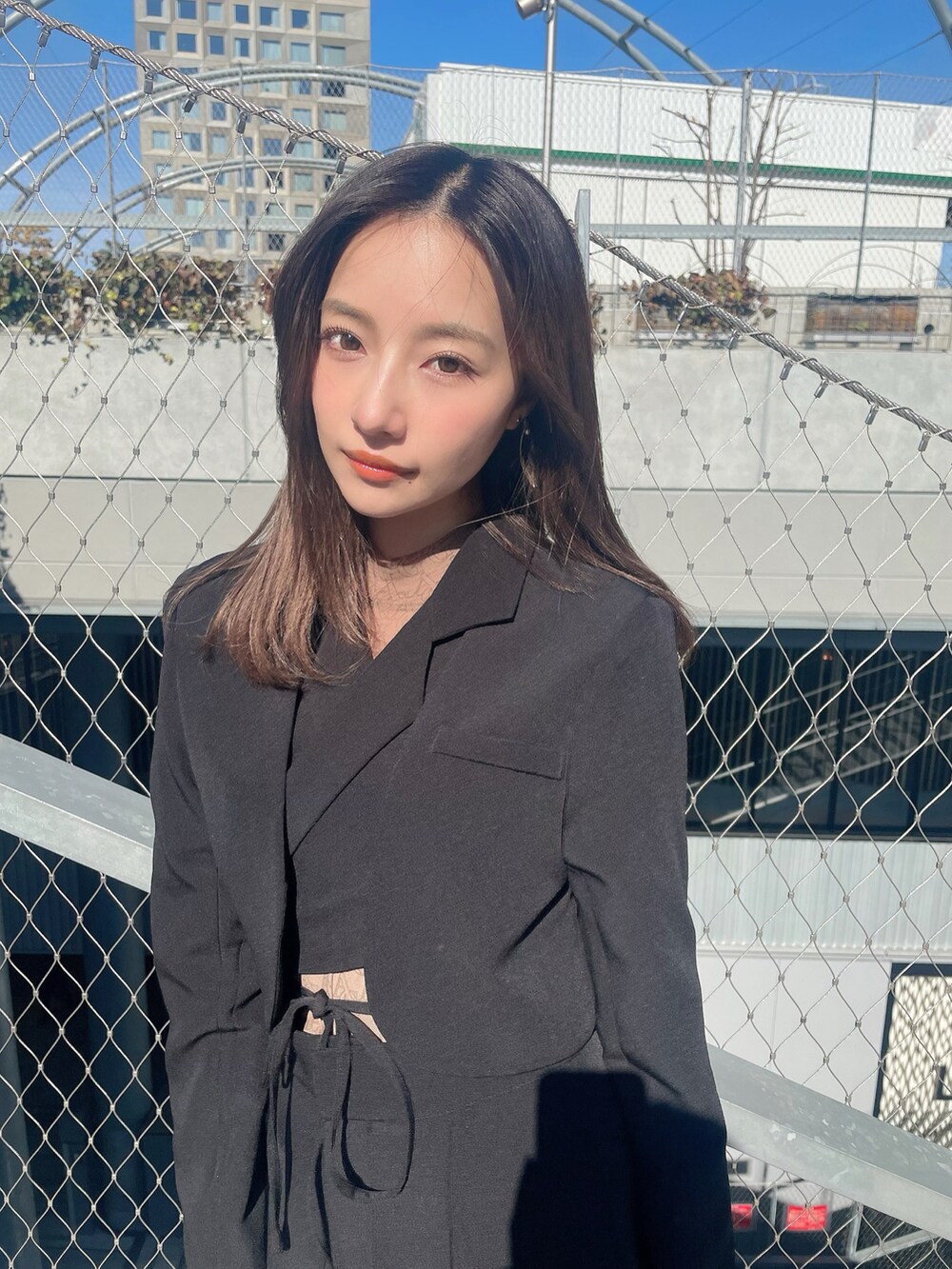 ブラック系のテーラードジャケット、ブラック系のその他パンツを着用したレディースの夏コーディネートの5枚目の写真