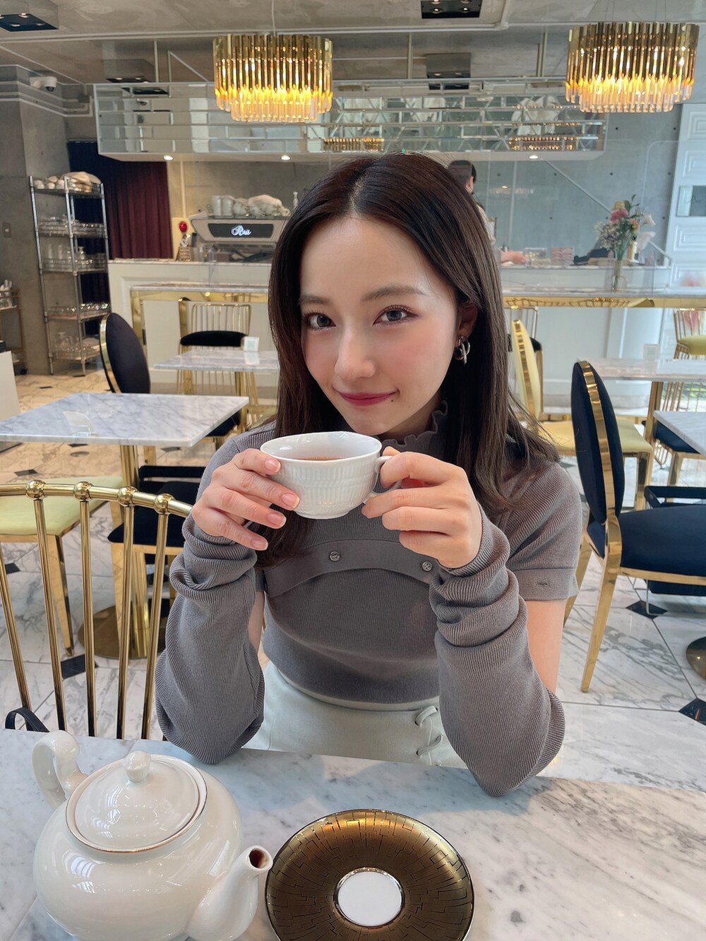 グレー系のニット/セーターを着用したレディースの春コーディネートの2枚目の写真