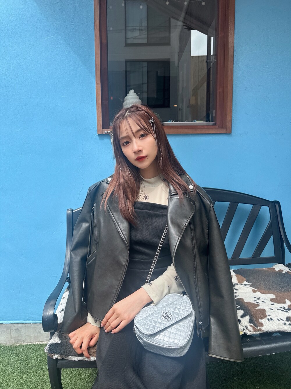 グレー系のその他トップス、ブラック系のライダースジャケット、シルバー系のショルダーバッグを着用したレディースの夏コーディネートの4枚目の写真