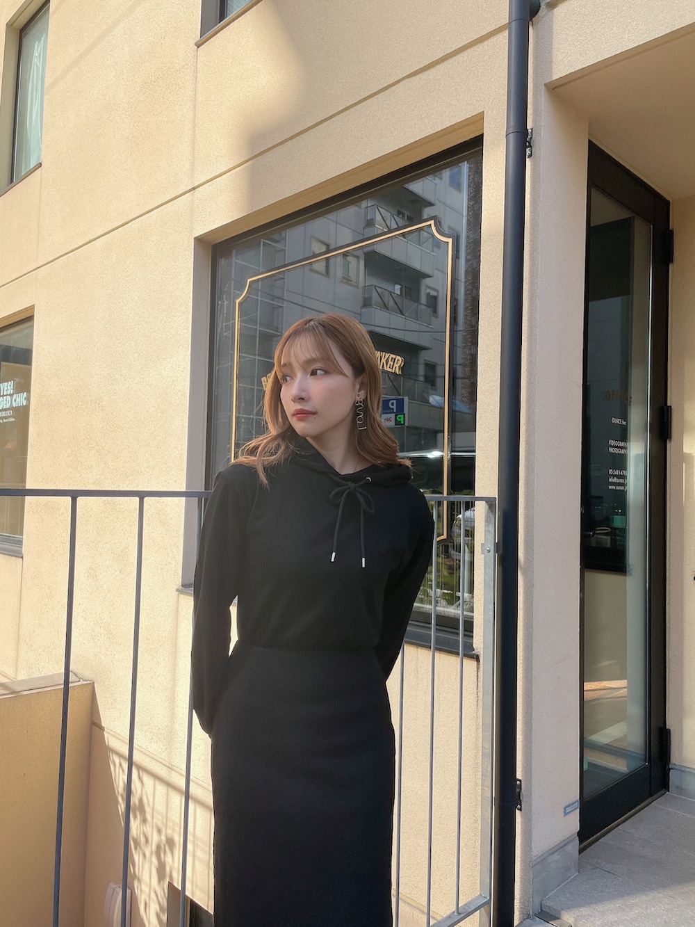 ブラック系のワンピースを着用したレディースの冬コーディネートの2枚目の写真