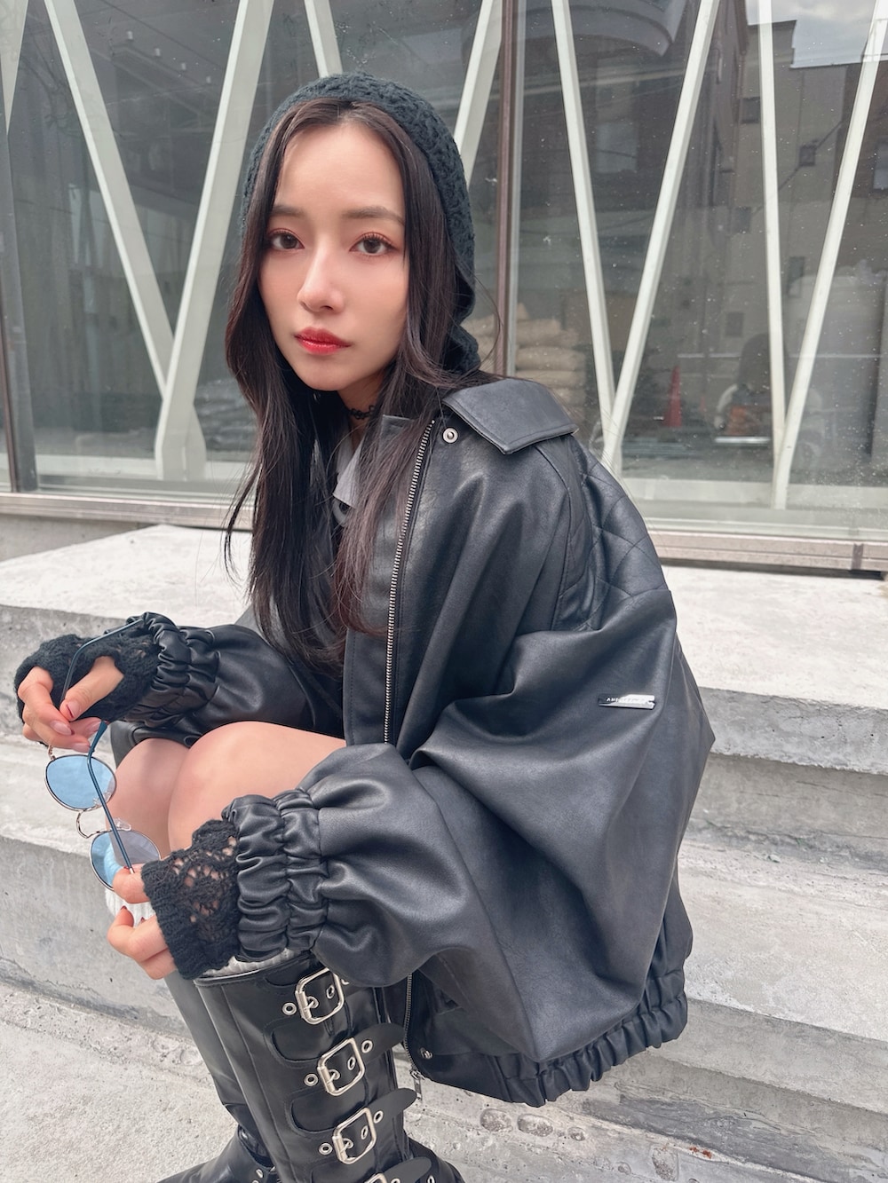 ブラック系のブルゾン、グレー系のシャツ/ブラウスを着用したレディースの春コーディネートの3枚目の写真