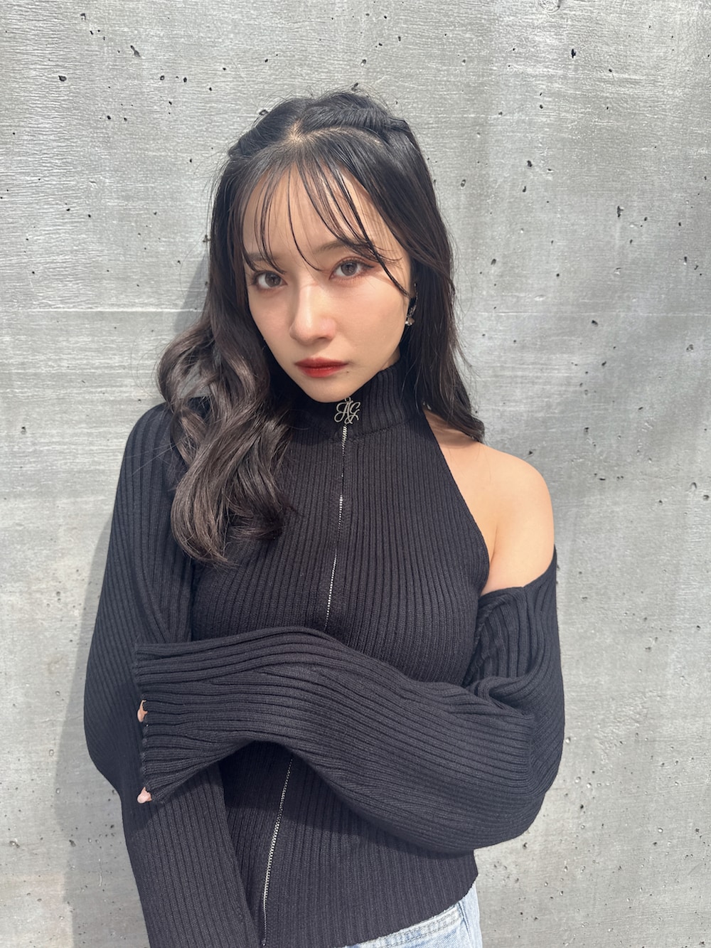 ブラック系のニット/セーターを着用したレディースの冬コーディネートの3枚目の写真