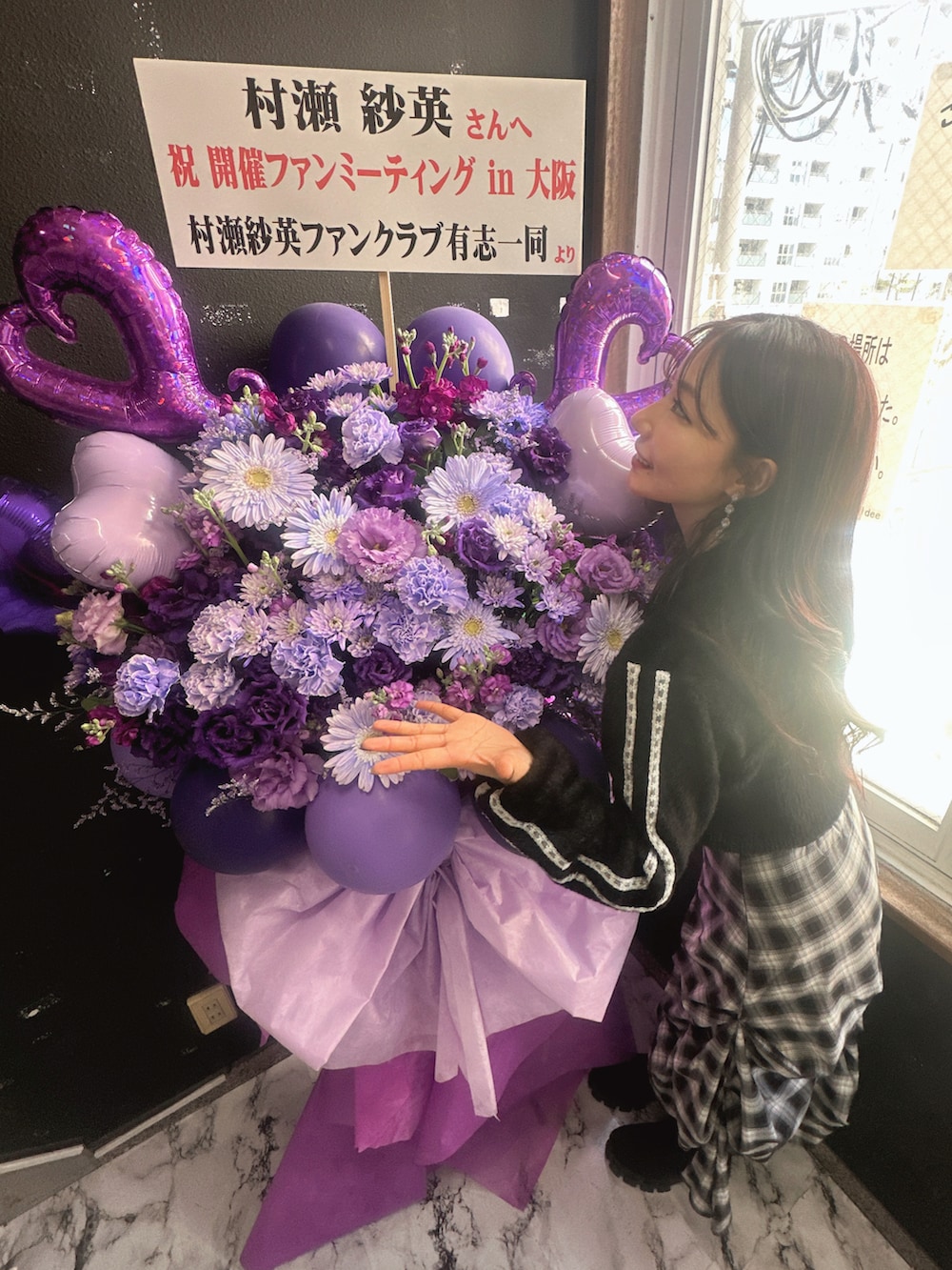 ブラック系のニット/セーター、ブラック系のスカートを着用したレディースの冬コーディネートの2枚目の写真