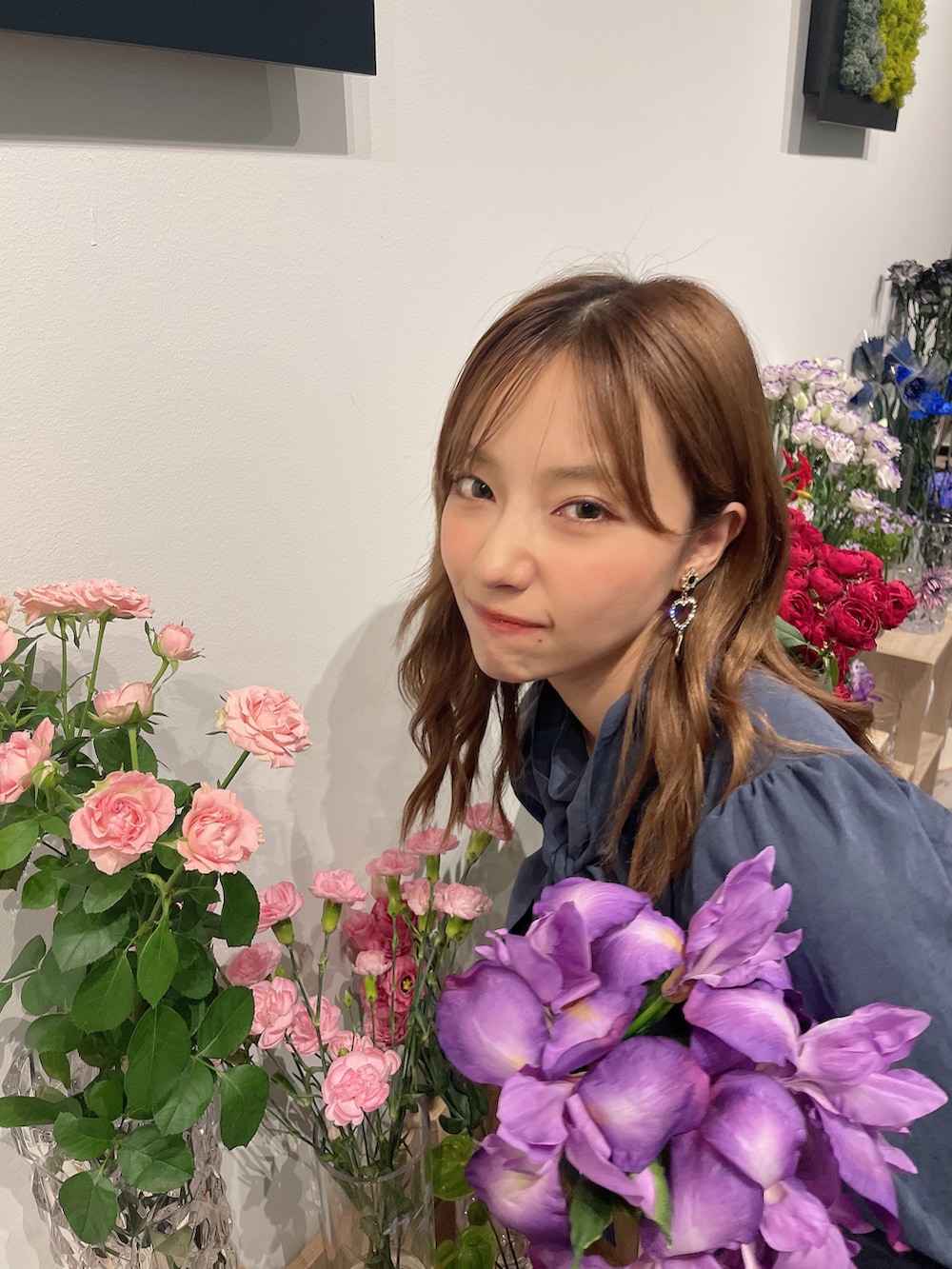 ブルー系のワンピースを着用したレディースの冬コーディネートの5枚目の写真