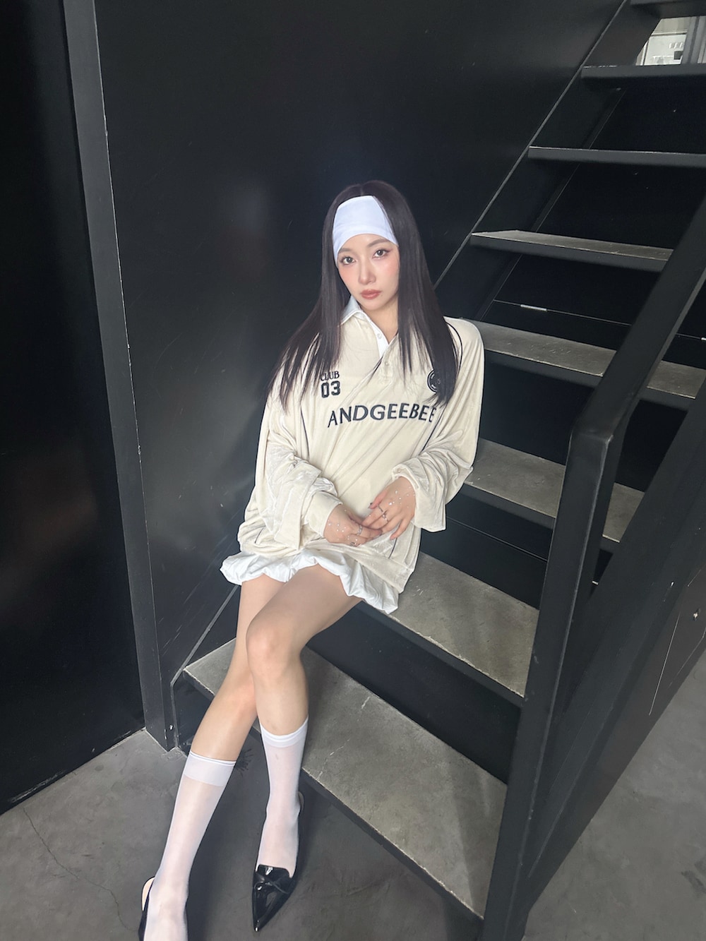 ホワイト系のその他トップスを着用したレディースの秋コーディネートの2枚目の写真