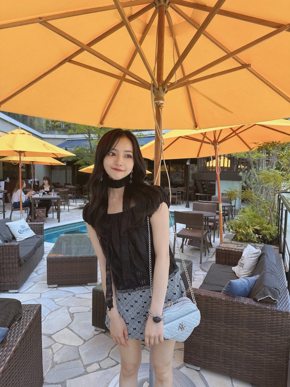 ホワイト系のその他パンツ、シルバー系のショルダーバッグ、ブラック系のトップスを着用したレディースの秋コーディネートの3枚目の写真