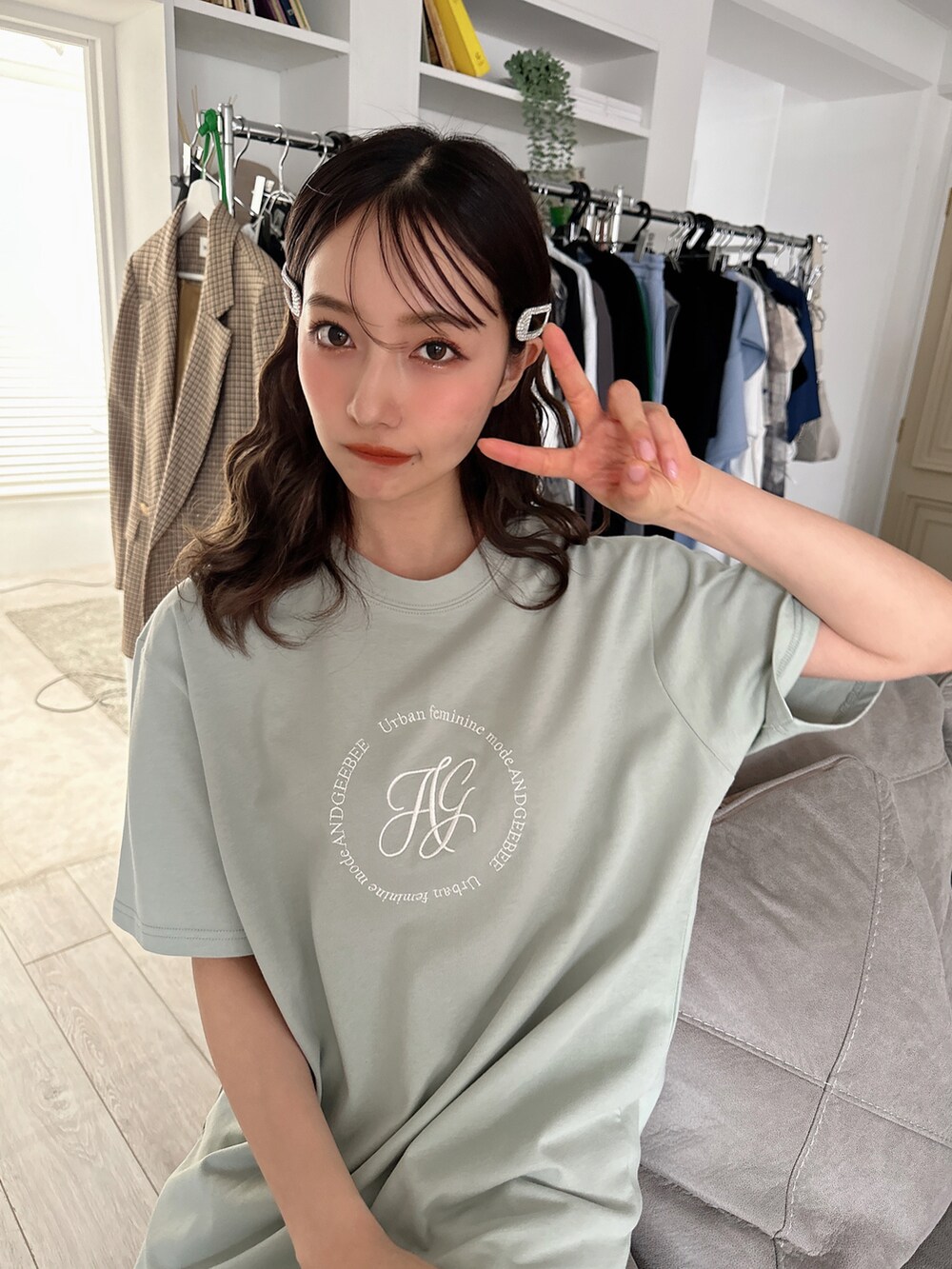 グリーン系のTシャツ/カットソーを着用したレディースの夏コーディネートの3枚目の写真