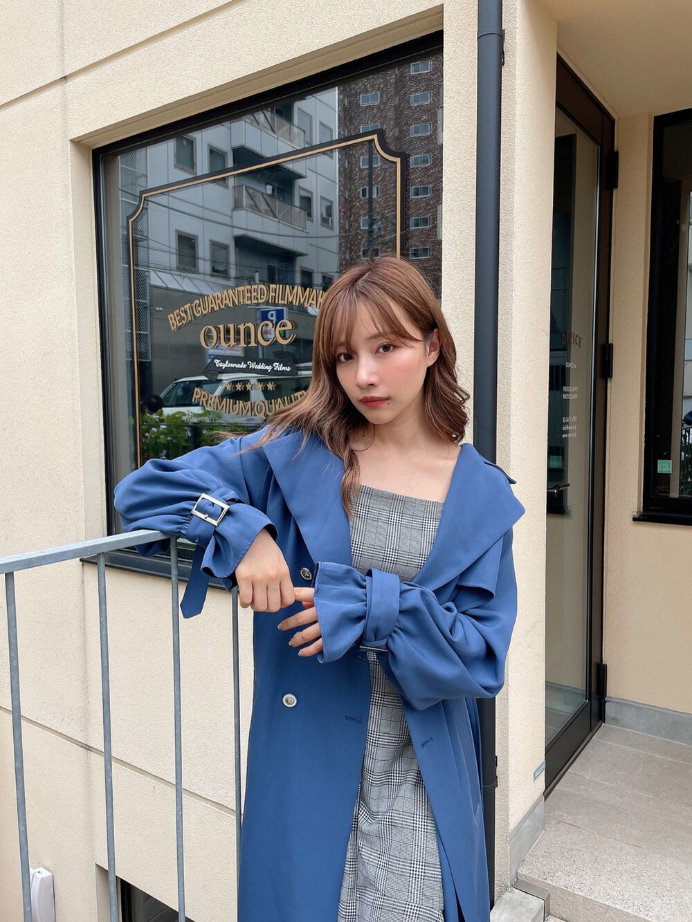 グレー系のトレンチコート、ブラック系のブーツを着用したレディースの秋コーディネートの4枚目の写真