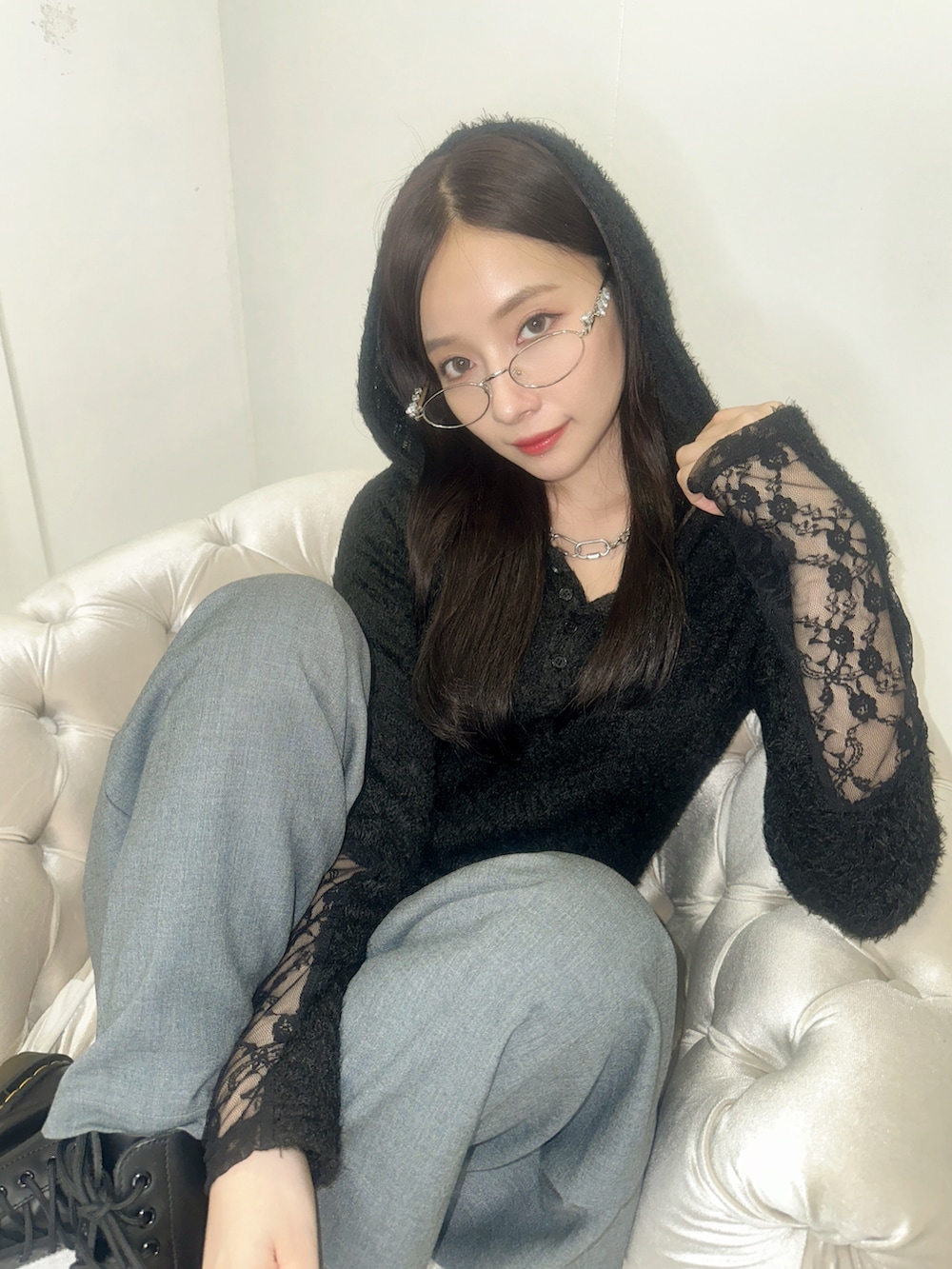 ブラック系のニット/セーター、グレー系のスラックスを着用したレディースの秋コーディネートの2枚目の写真