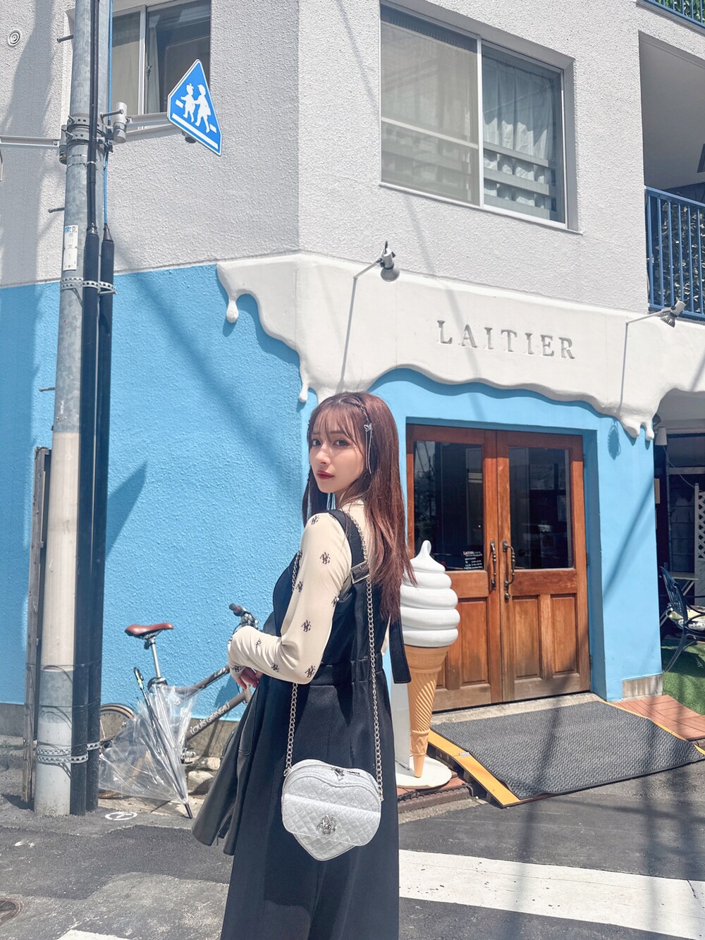 グレー系のその他トップス、ブラック系のライダースジャケット、シルバー系のショルダーバッグを着用したレディースの夏コーディネートの2枚目の写真