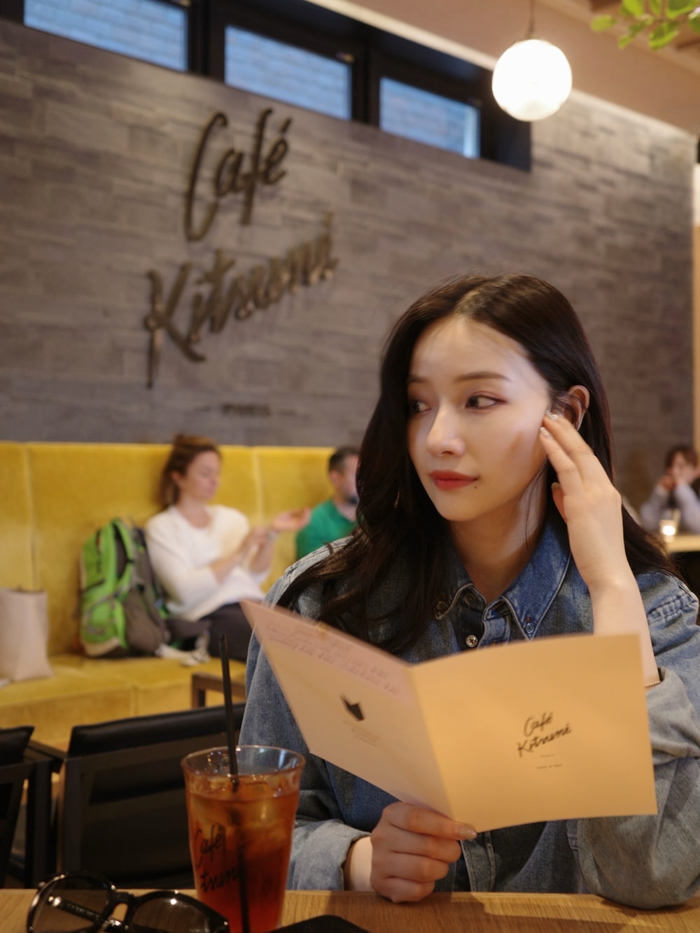 ホワイト系のワンピース、レッド系のショルダーバッグ、ブルー系のトップスを着用したレディースの夏コーディネートの5枚目の写真