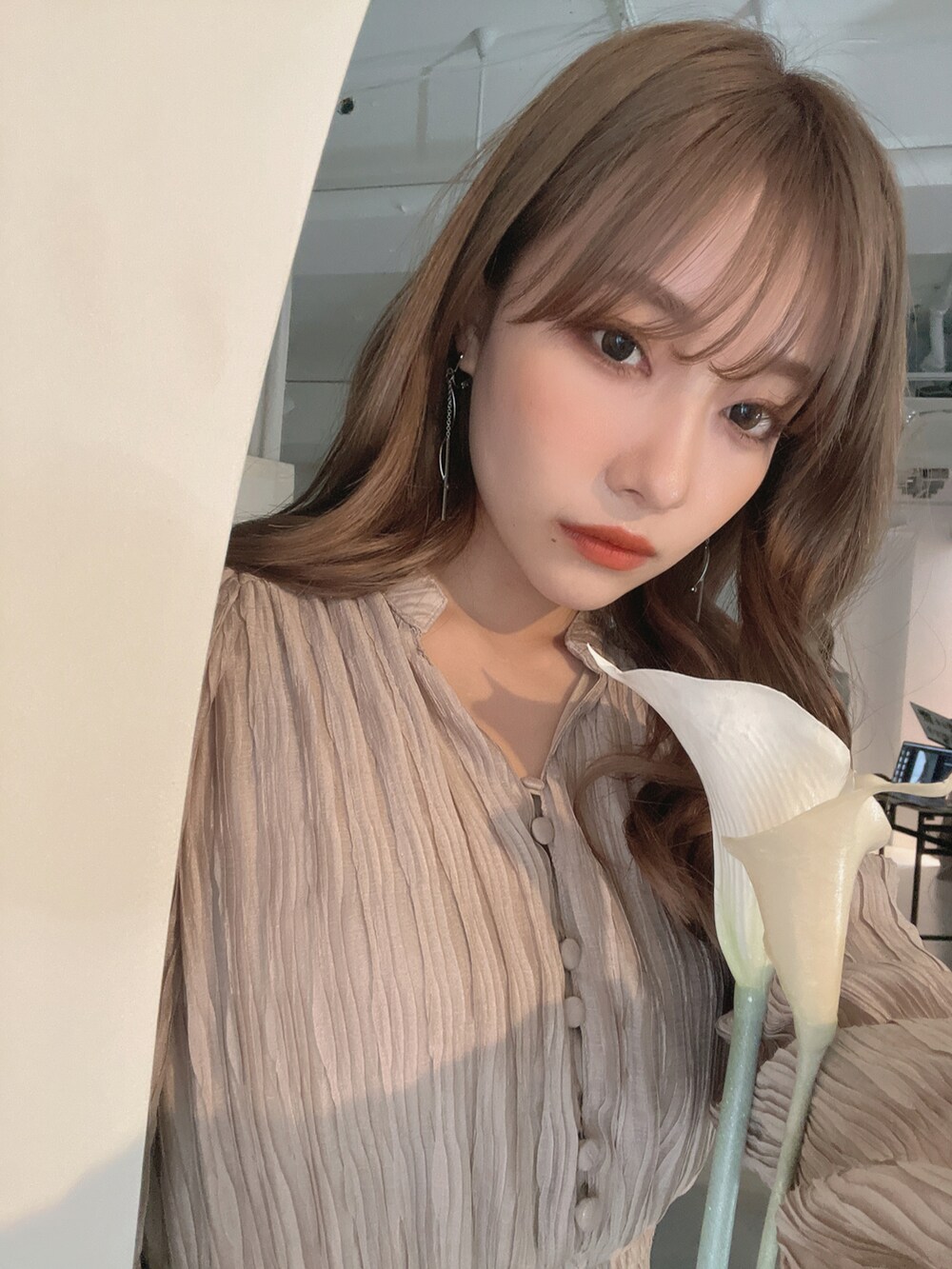 ベージュ系のワンピースを着用したレディースの秋コーディネートの4枚目の写真