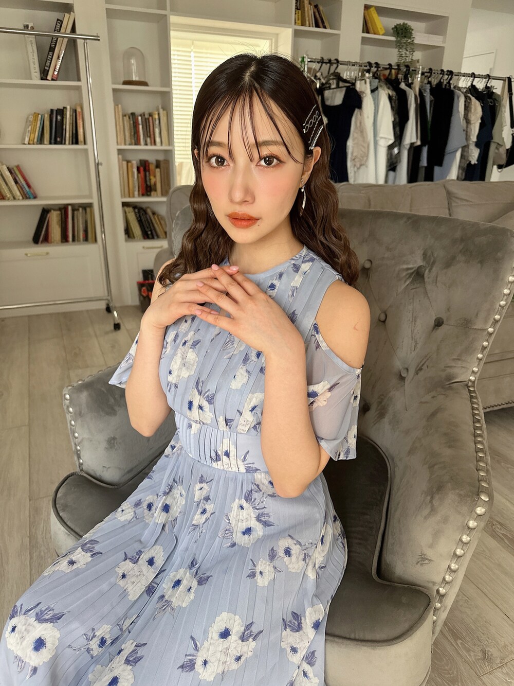 ブルー系のワンピースを着用したレディースの夏コーディネートの2枚目の写真